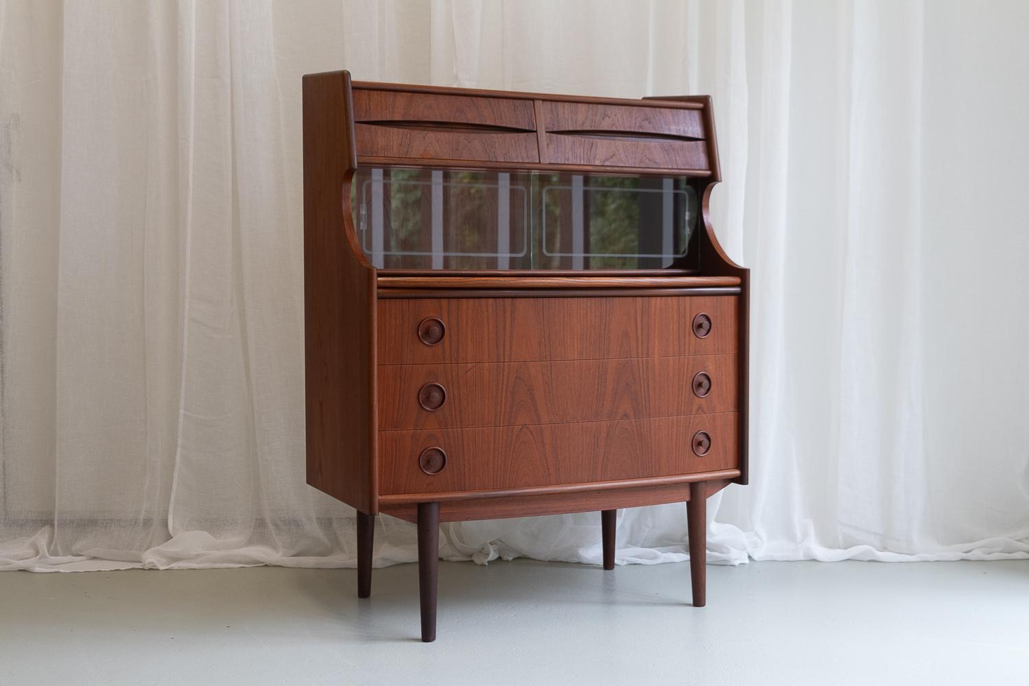 Secretaire in teak The Modern Scandinavian di Gunnar Falsig 1960.

Secretaire danese moderno di metà secolo con frontale curvo. Molto elegante e versatile, sia come scrivania che come cassettiera. Prodotto da Holstebro Møbelfabrik aka Falsig