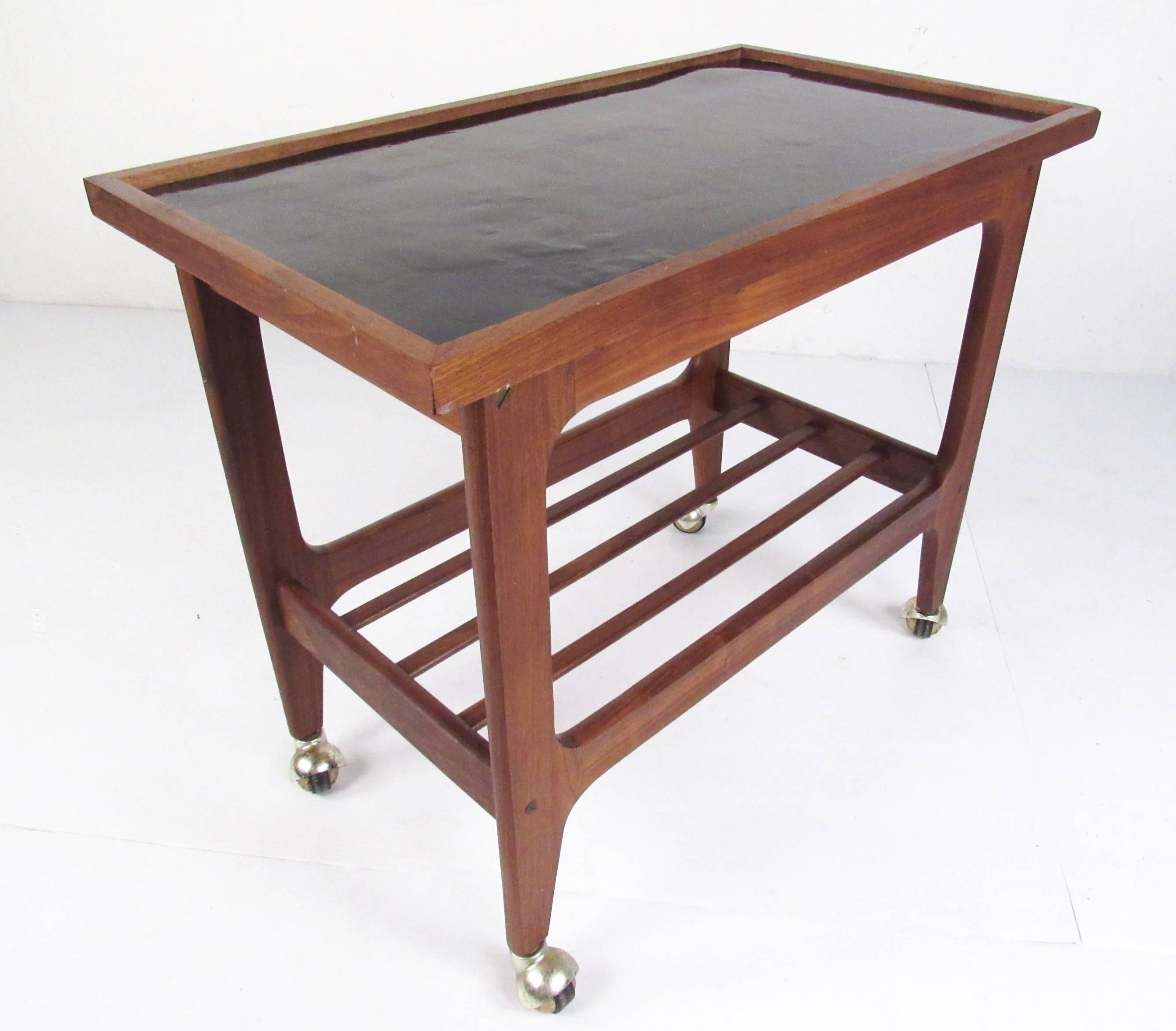 Scandinavian Modern Teak Serving Cart In Good Condition For Sale In Brooklyn, NY