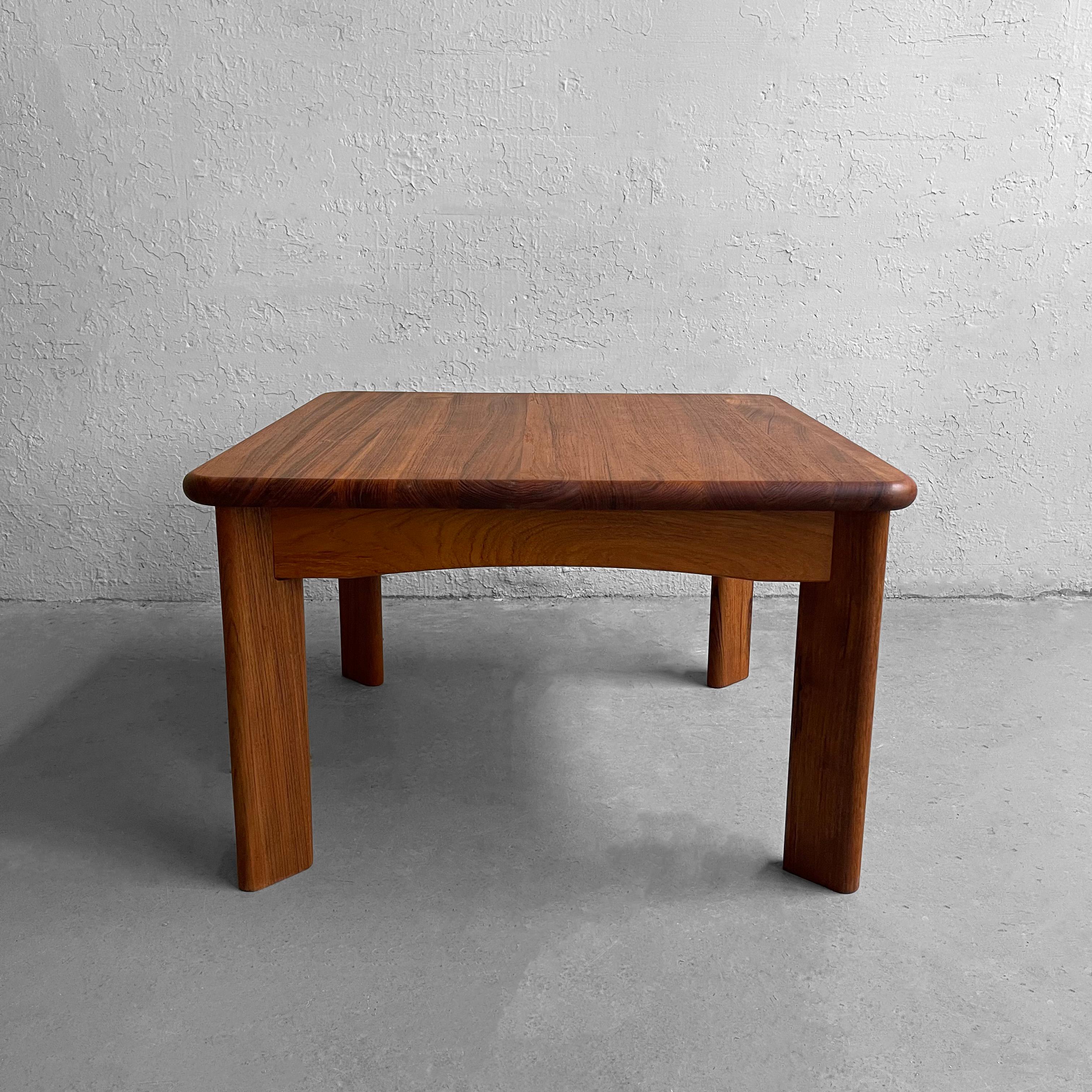 Table d'appoint ou table basse carrée en teck massif, de style scandinave, attribuée à Göte Möbler Nässjö, Suède, avec des pieds angulaires, un plateau à bord arrondi et un rebord profilé. Cette table peut être utilisée comme table d'appoint ou