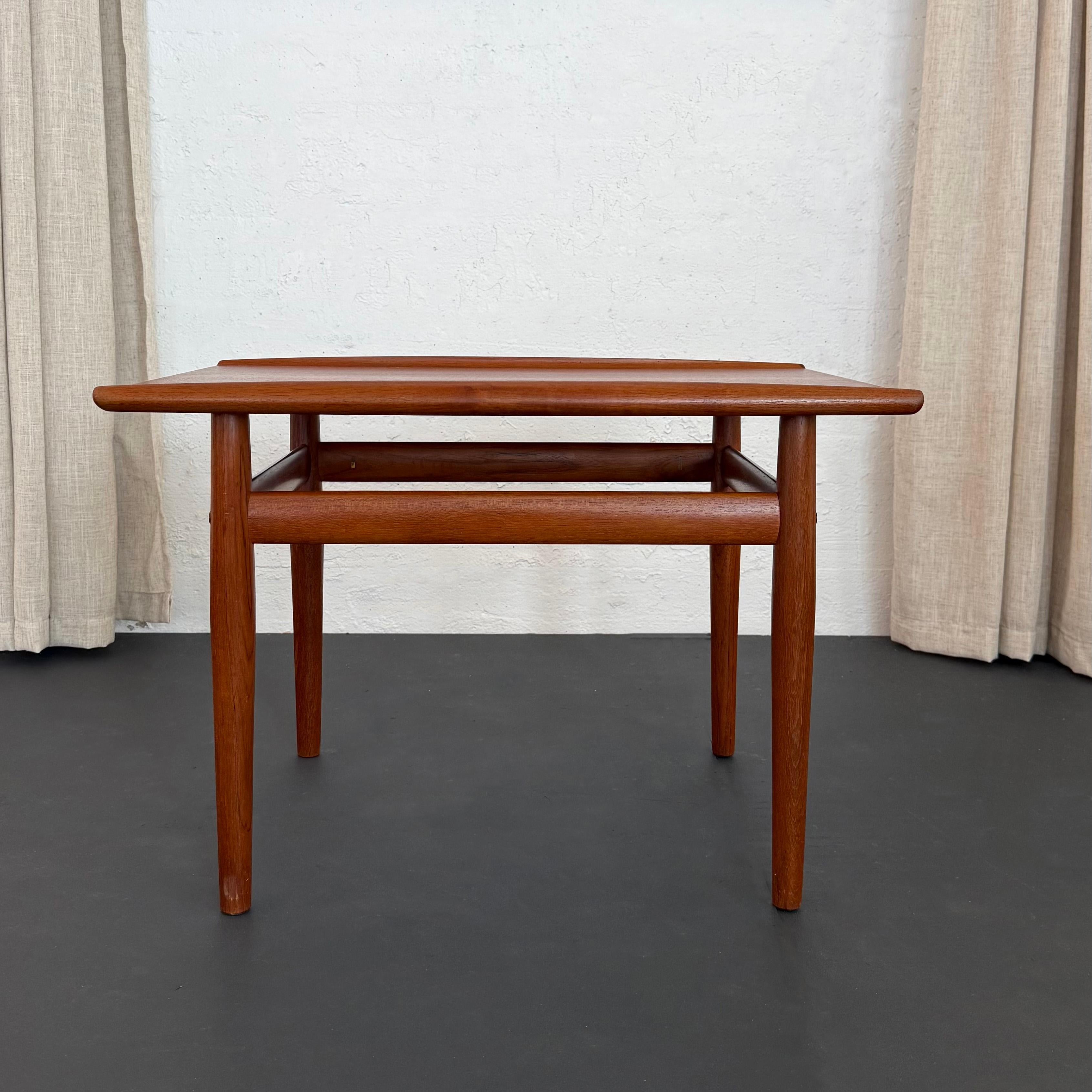 Mesa auxiliar de teca escandinava moderna de Grete Jalk para Glostrup Mobelfabrik Escandinavo moderno en venta