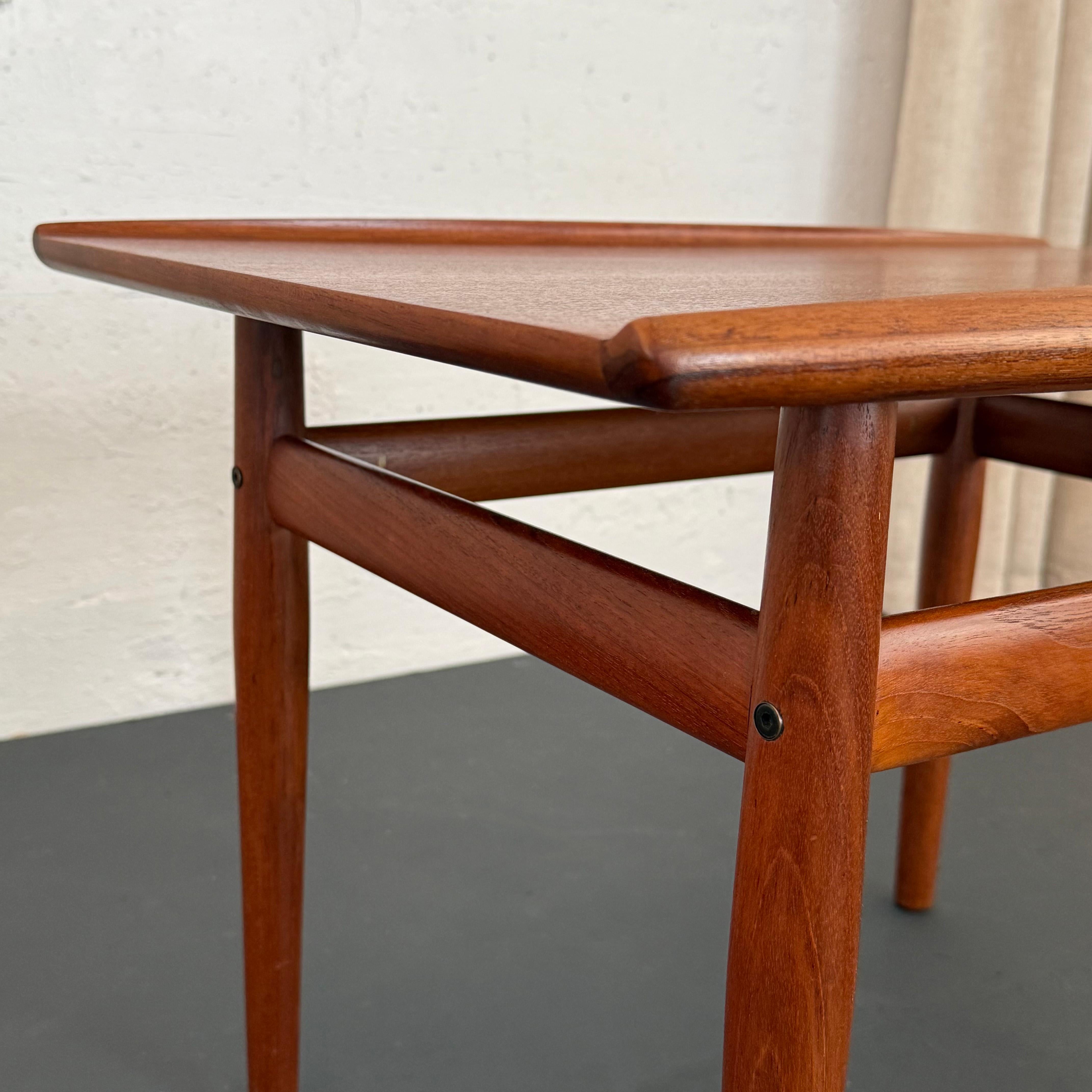 Mesa auxiliar de teca escandinava moderna de Grete Jalk para Glostrup Mobelfabrik en Bueno estado para la venta en Brooklyn, NY