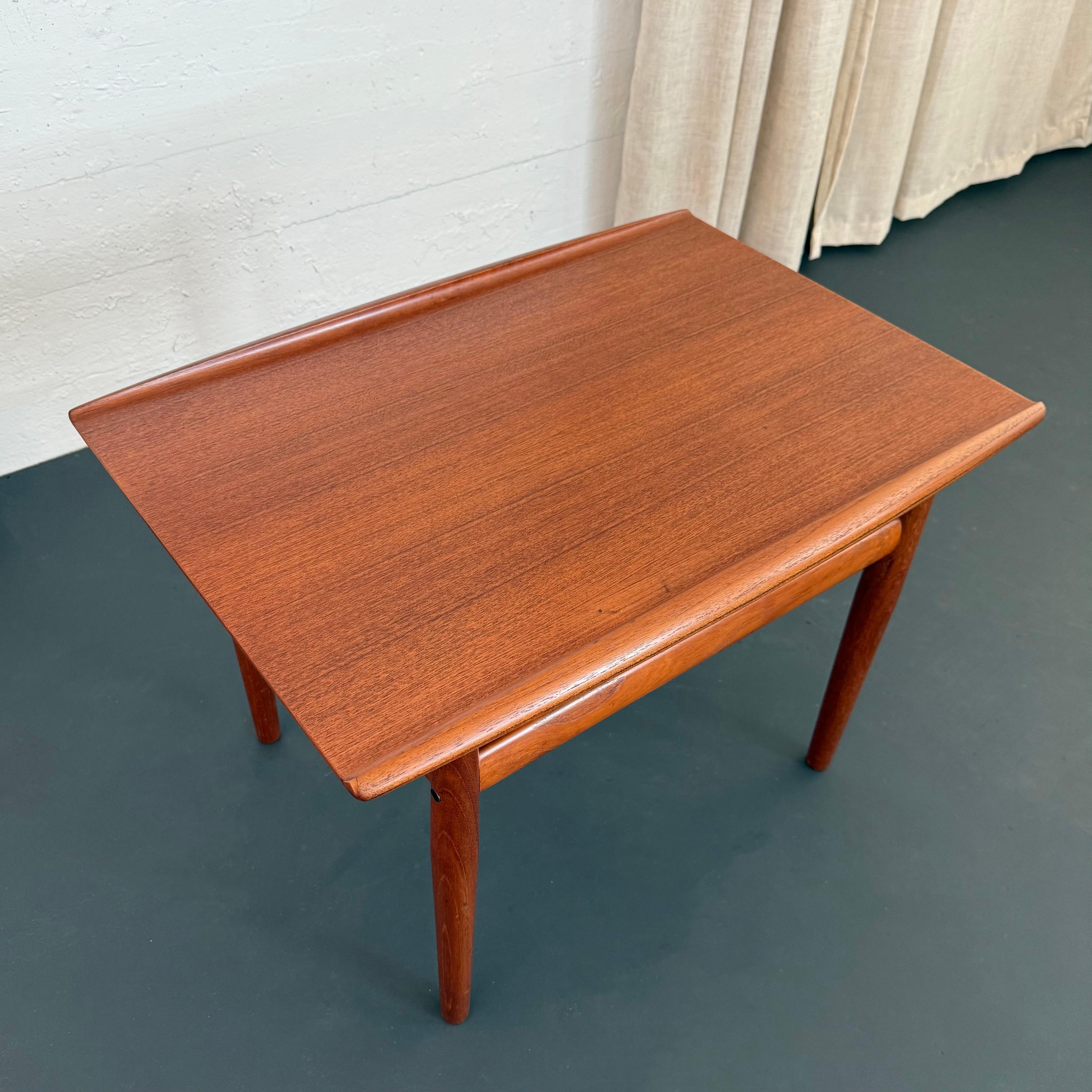Mesa auxiliar de teca escandinava moderna de Grete Jalk para Glostrup Mobelfabrik siglo XX en venta