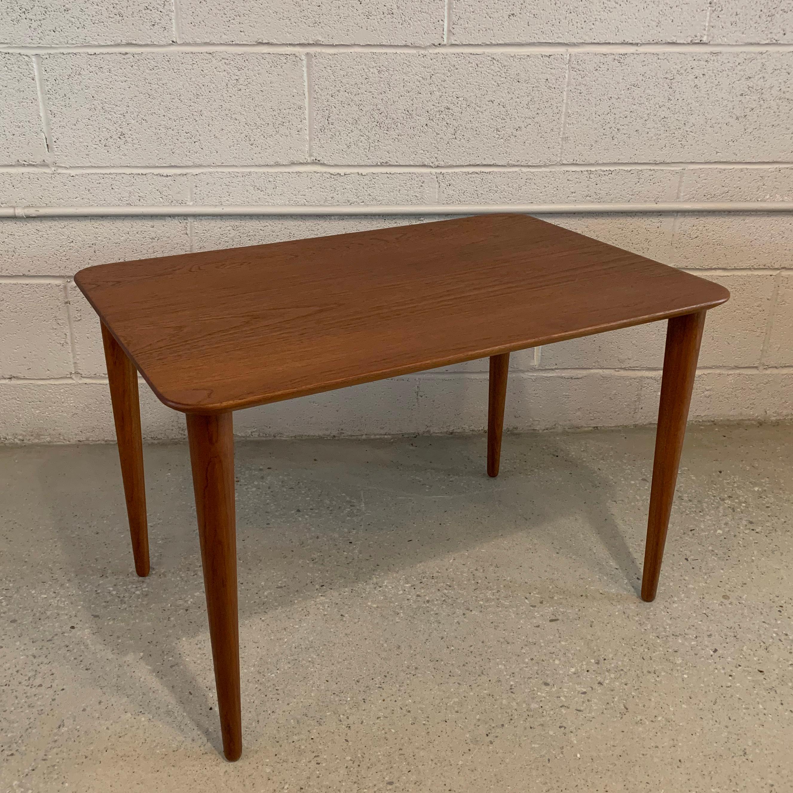 Scandinavian Modern Teak Side Table by Peter Hvidt for France & Daverkosen In Good Condition For Sale In Brooklyn, NY