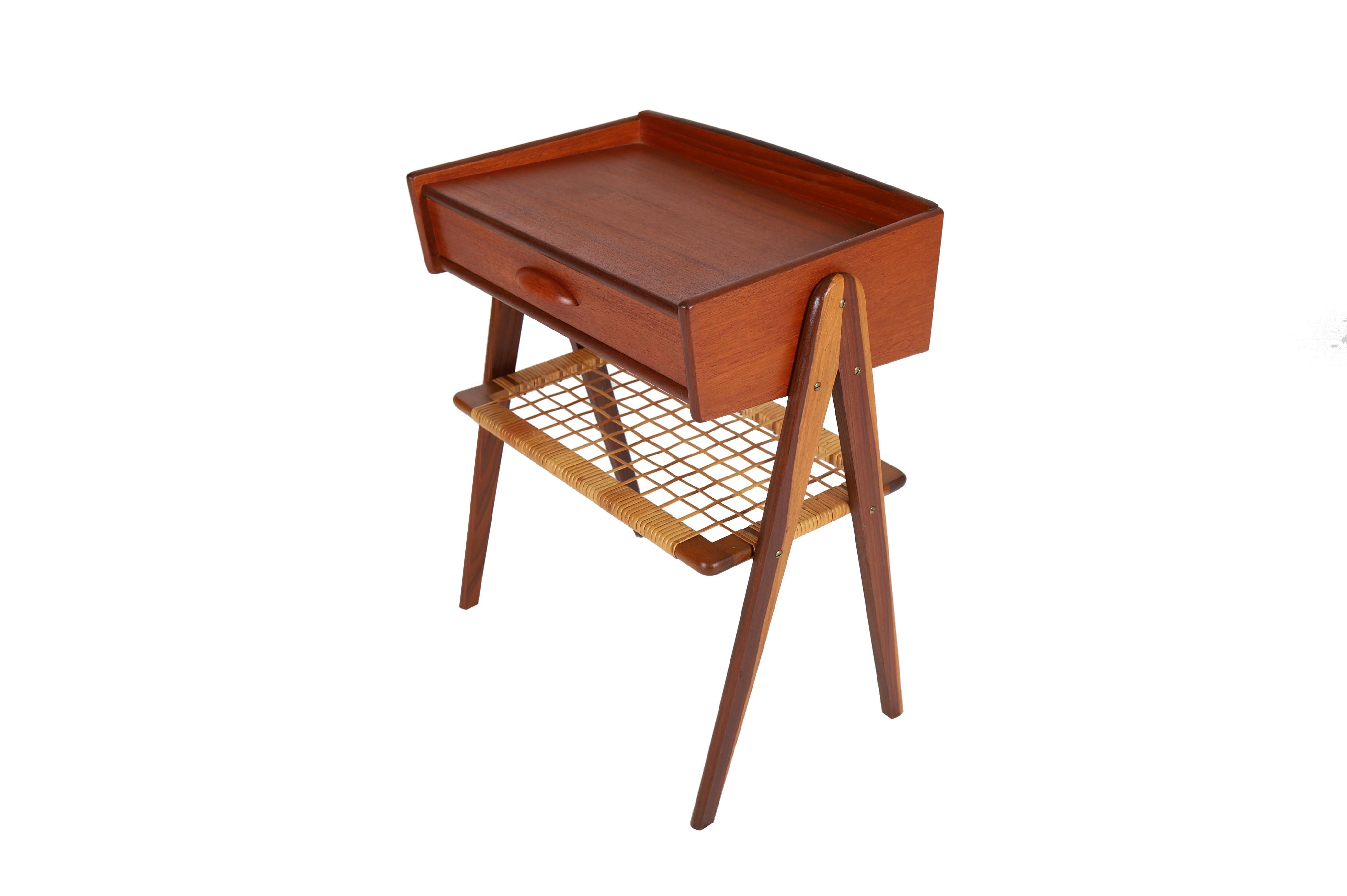 Skandinavischer moderner Beistelltisch aus Teakholz mit Schublade und Schilfrohrregal (Skandinavische Moderne) im Angebot
