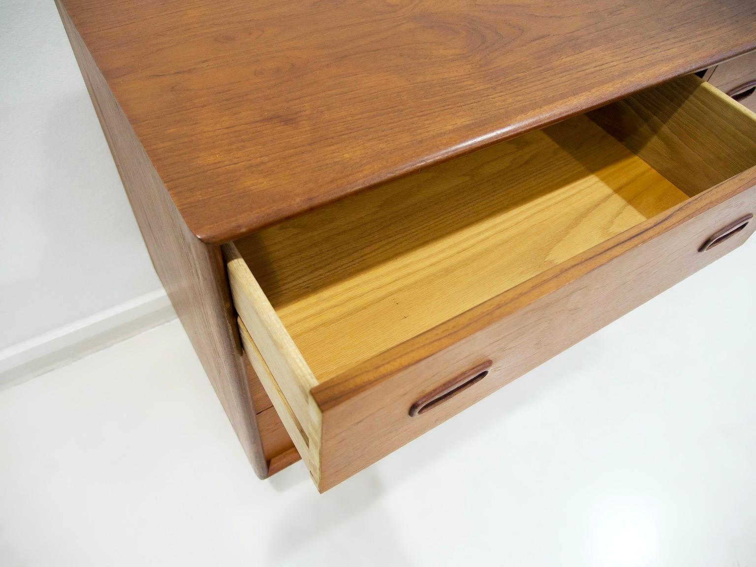 Credenza in teak moderna e scandinava con cassetti in vendita 3
