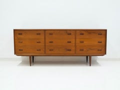 Credenza in teak scandinava di metà secolo con nove cassetti