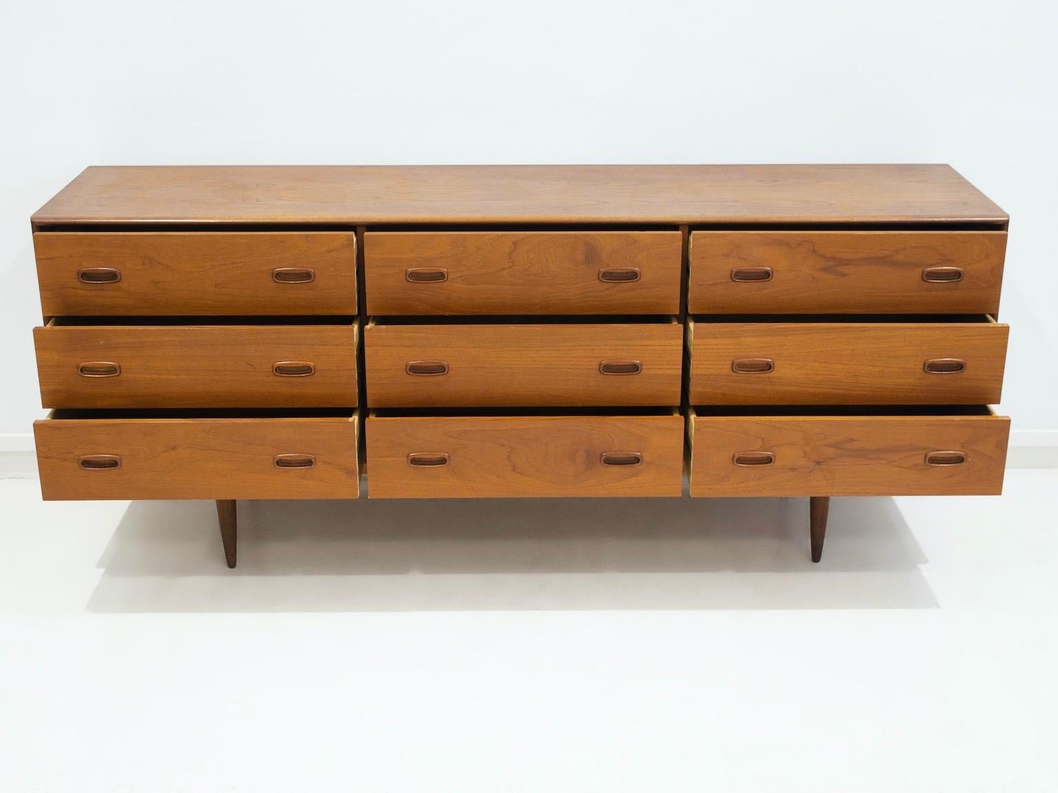Mid-Century moderno Credenza in teak moderna e scandinava con cassetti in vendita