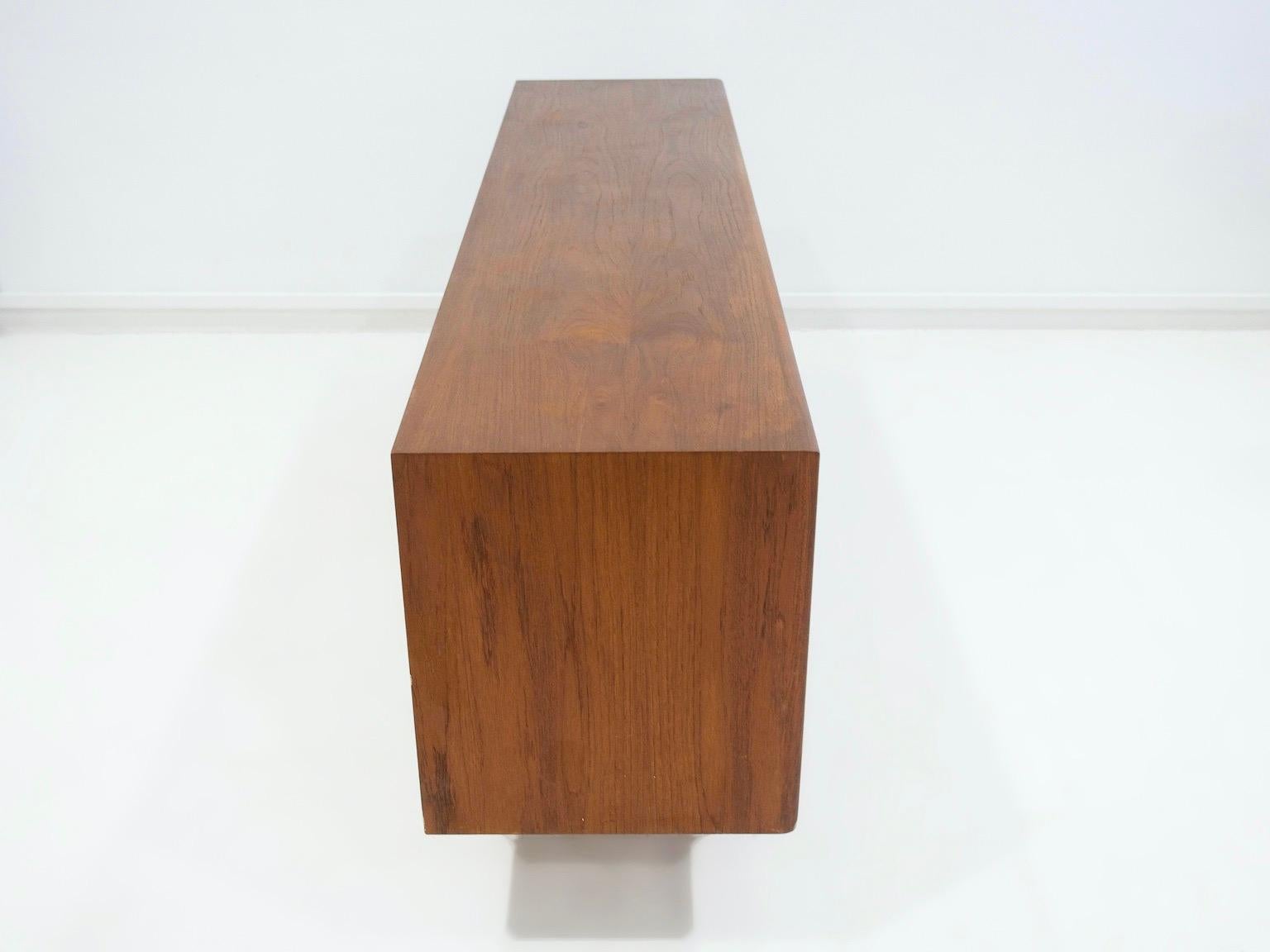 Impiallacciato Credenza in teak moderna e scandinava con cassetti in vendita