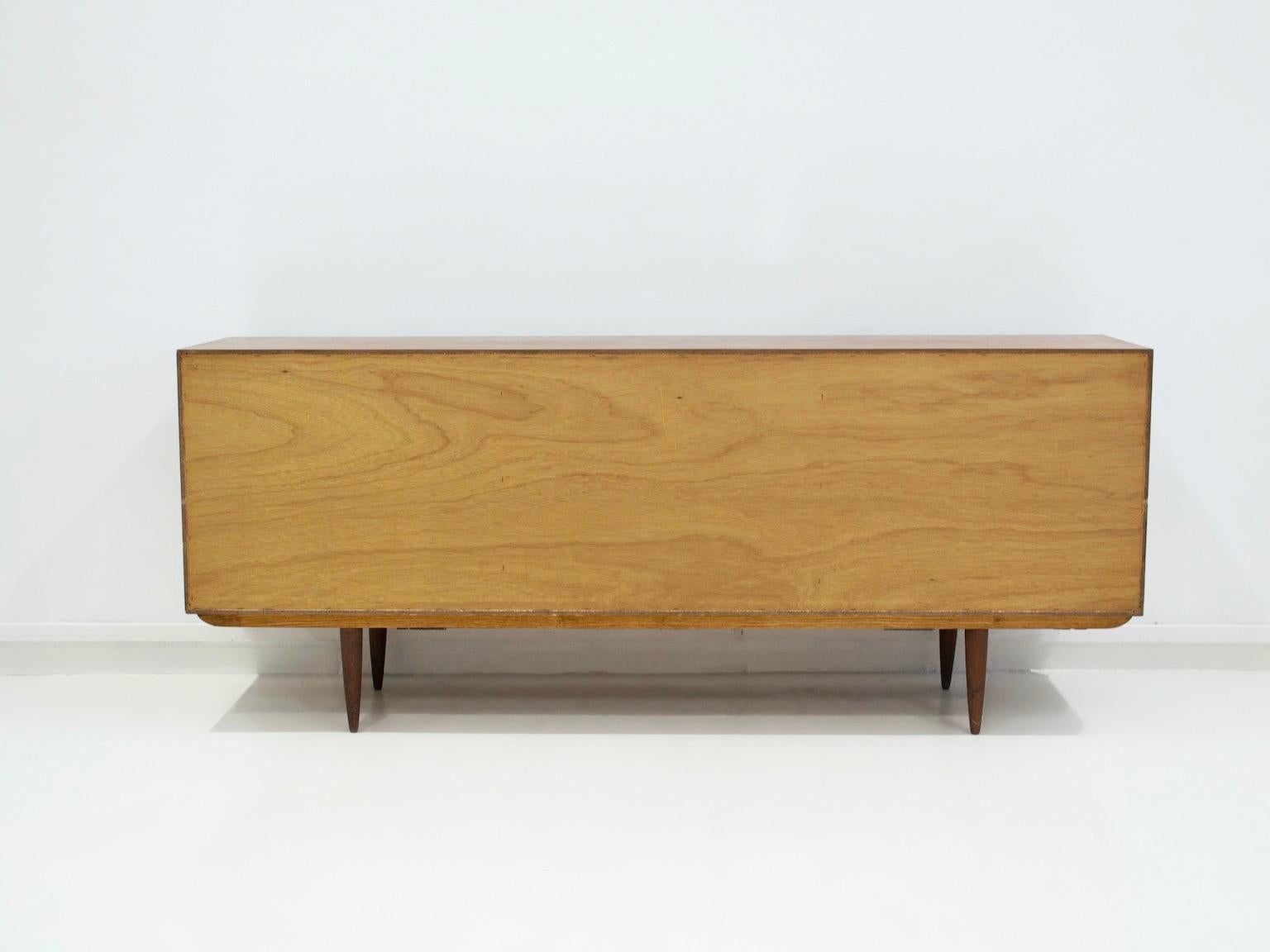 Credenza in teak moderna e scandinava con cassetti In condizioni buone in vendita a Madrid, ES