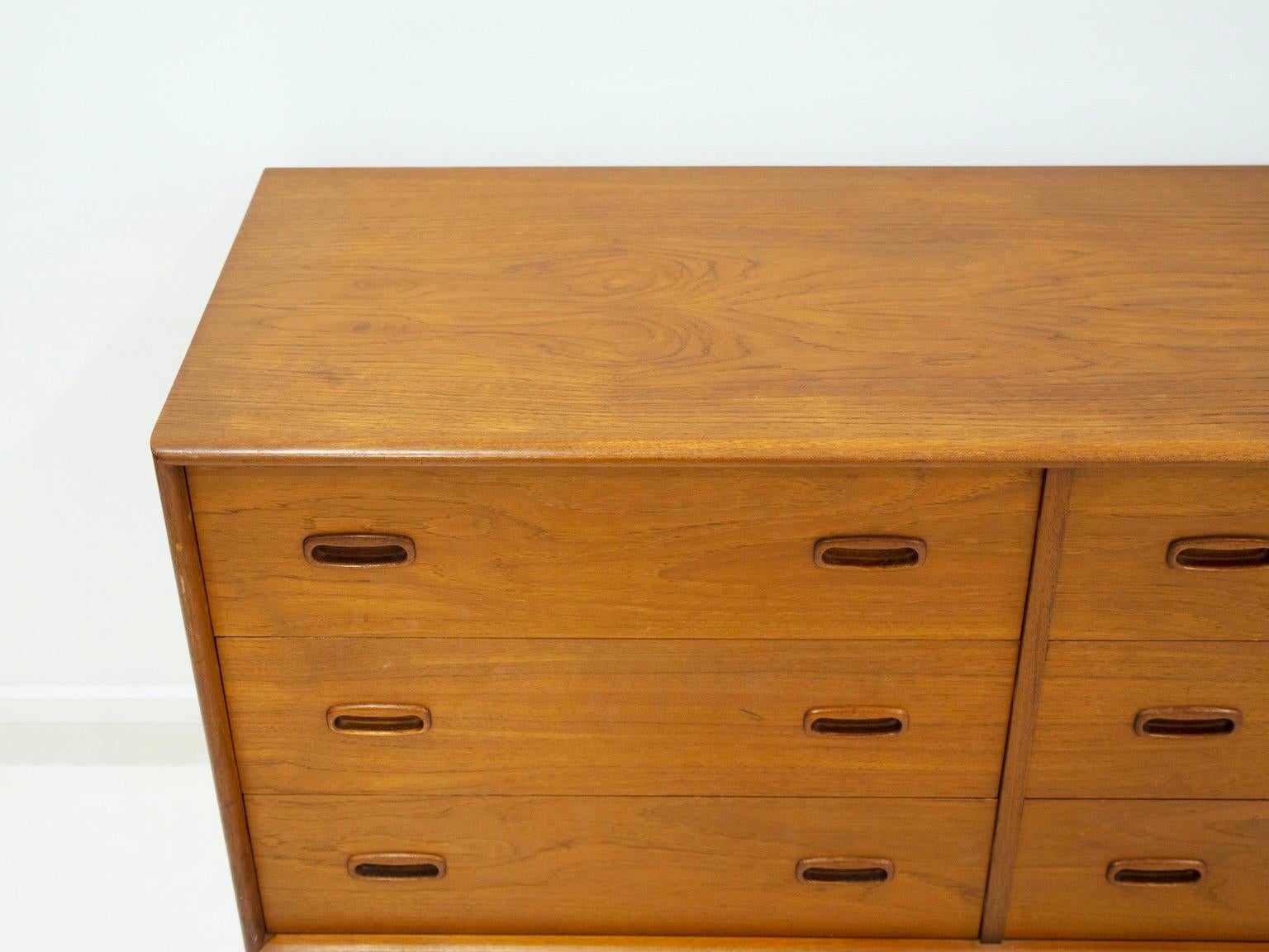 XX secolo Credenza in teak moderna e scandinava con cassetti in vendita