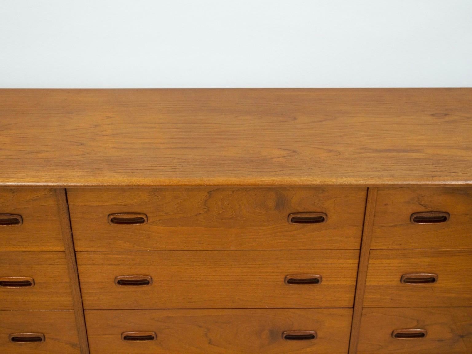 Teak Credenza in teak moderna e scandinava con cassetti in vendita
