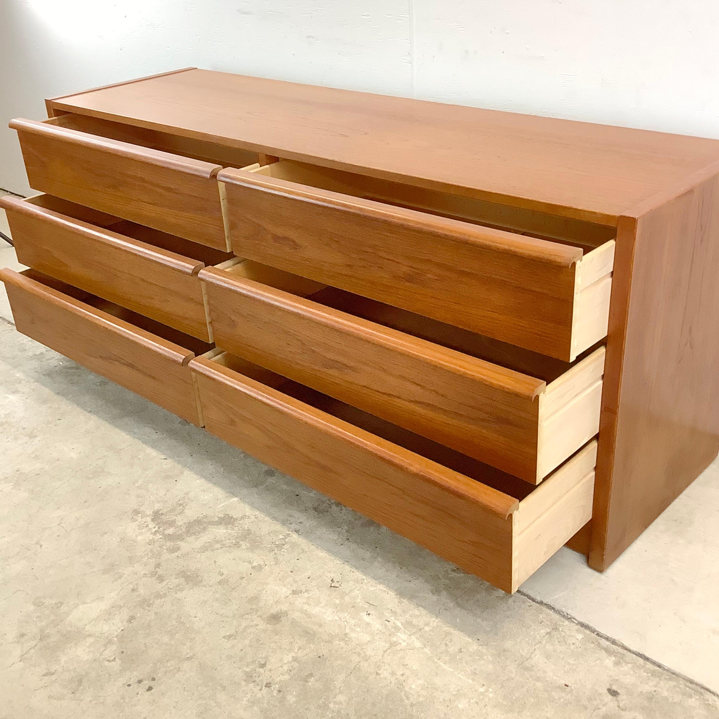 Scandinavian Modern Teak Six Drawer Dresser In Good Condition In Trenton, NJ