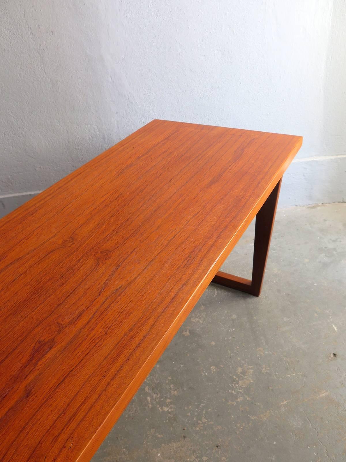 Scandinavian modern teak sofa table In Good Condition For Sale In Porto, PT