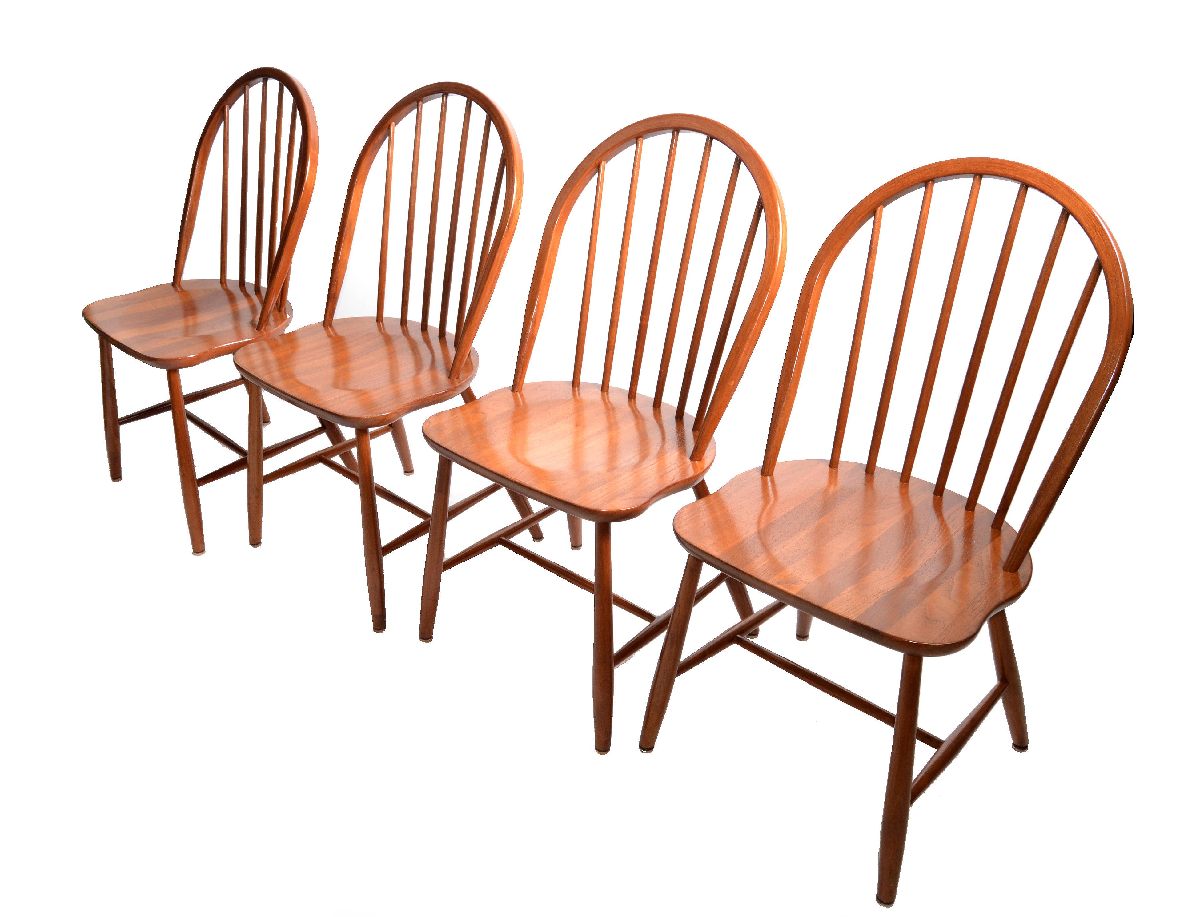 Ensemble de 4 chaises de salle à manger en teck modèle 1102 par Skovby Møbelfabrik A/S au Danemark.
Entièrement rénové et prêt à accueillir votre maison.
Sièges de style moderne du milieu du siècle fabriqués à la main en Europe du Nord.
     
