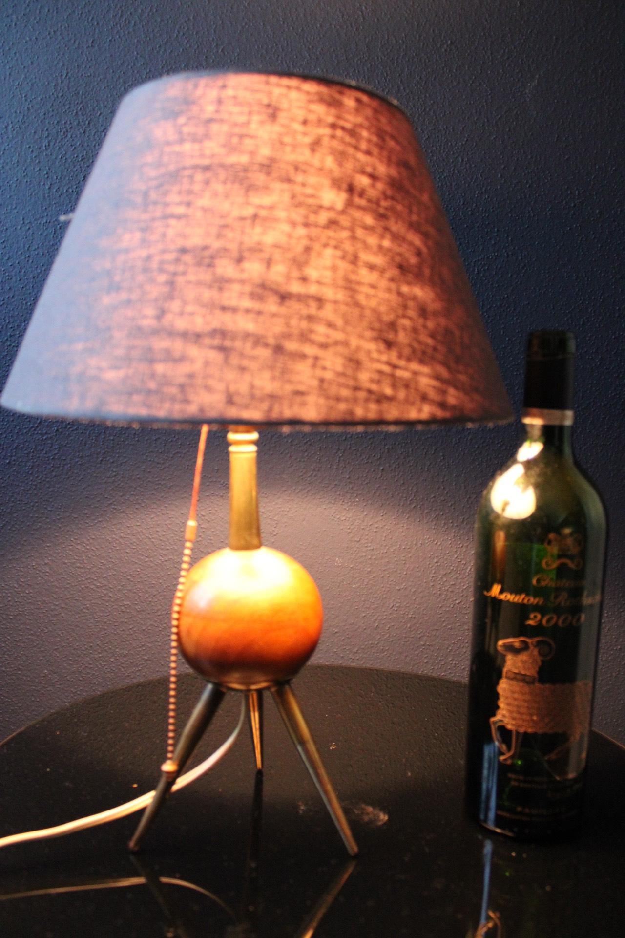 Lampe de table moderne scandinave en teck sur trépied en laiton en vente 4