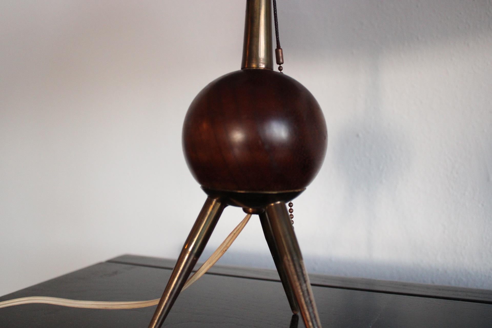 Lampe de table moderne scandinave en teck sur trépied en laiton en vente 5