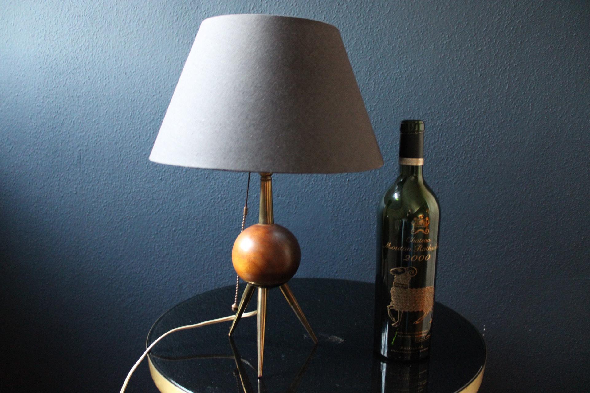 Cette élégante lampe de table provient probablement du Danemark des années 1960 et constitue un excellent exemple du The Modern Scandinavian Modern Design. 

Minimaliste et understated design, cette élégante lampe de table est en bon état et