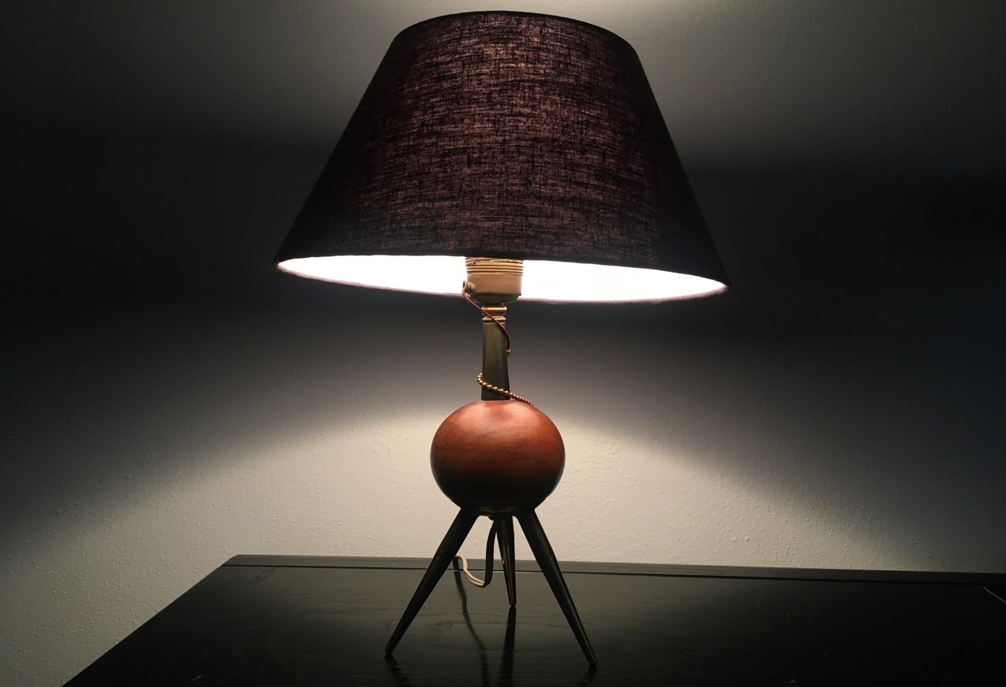 Scandinave moderne Lampe de table moderne scandinave en teck sur trépied en laiton en vente