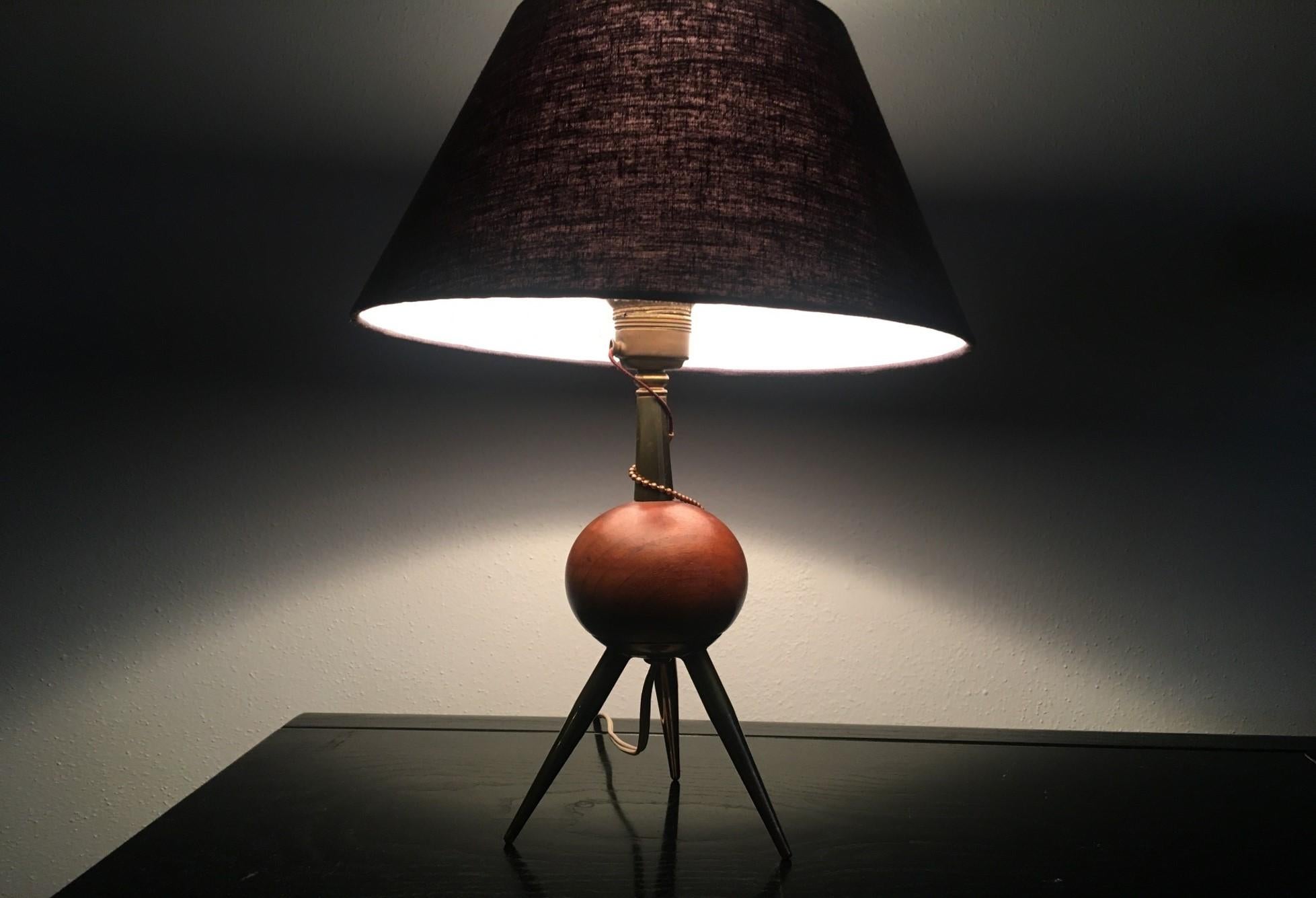 Danois Lampe de table moderne scandinave en teck sur trépied en laiton en vente