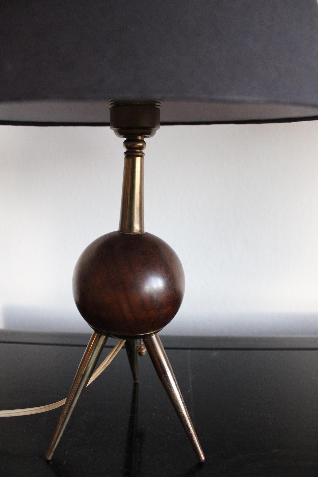 Lampe de table moderne scandinave en teck sur trépied en laiton Bon état - En vente à Cork, IE