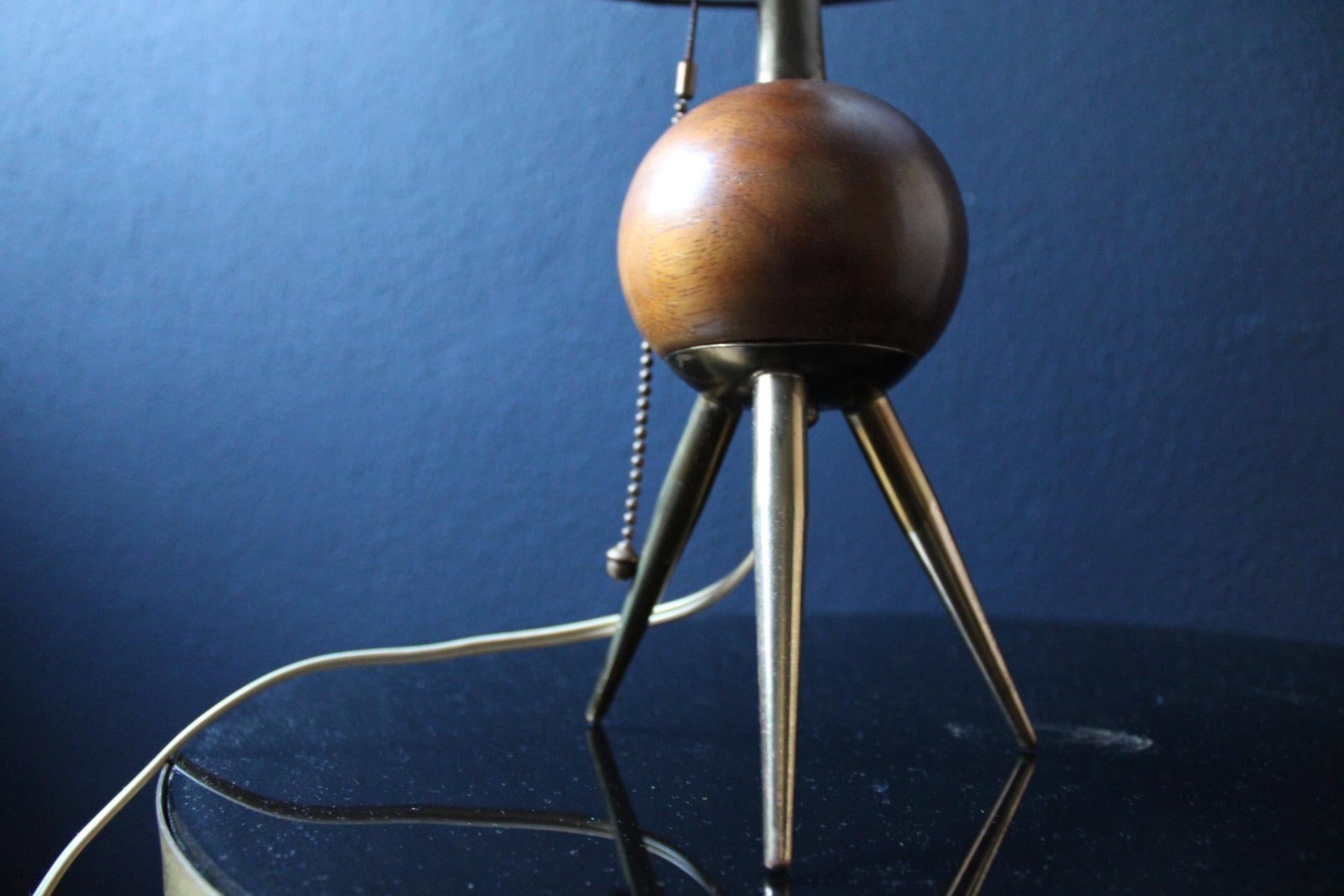 Milieu du XXe siècle Lampe de table moderne scandinave en teck sur trépied en laiton en vente