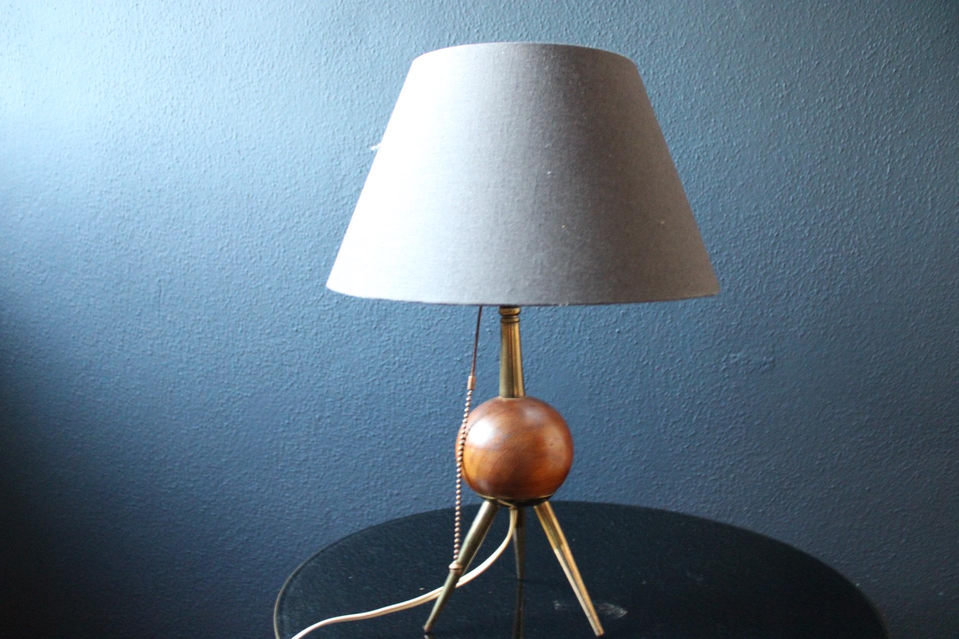 Laiton Lampe de table moderne scandinave en teck sur trépied en laiton en vente