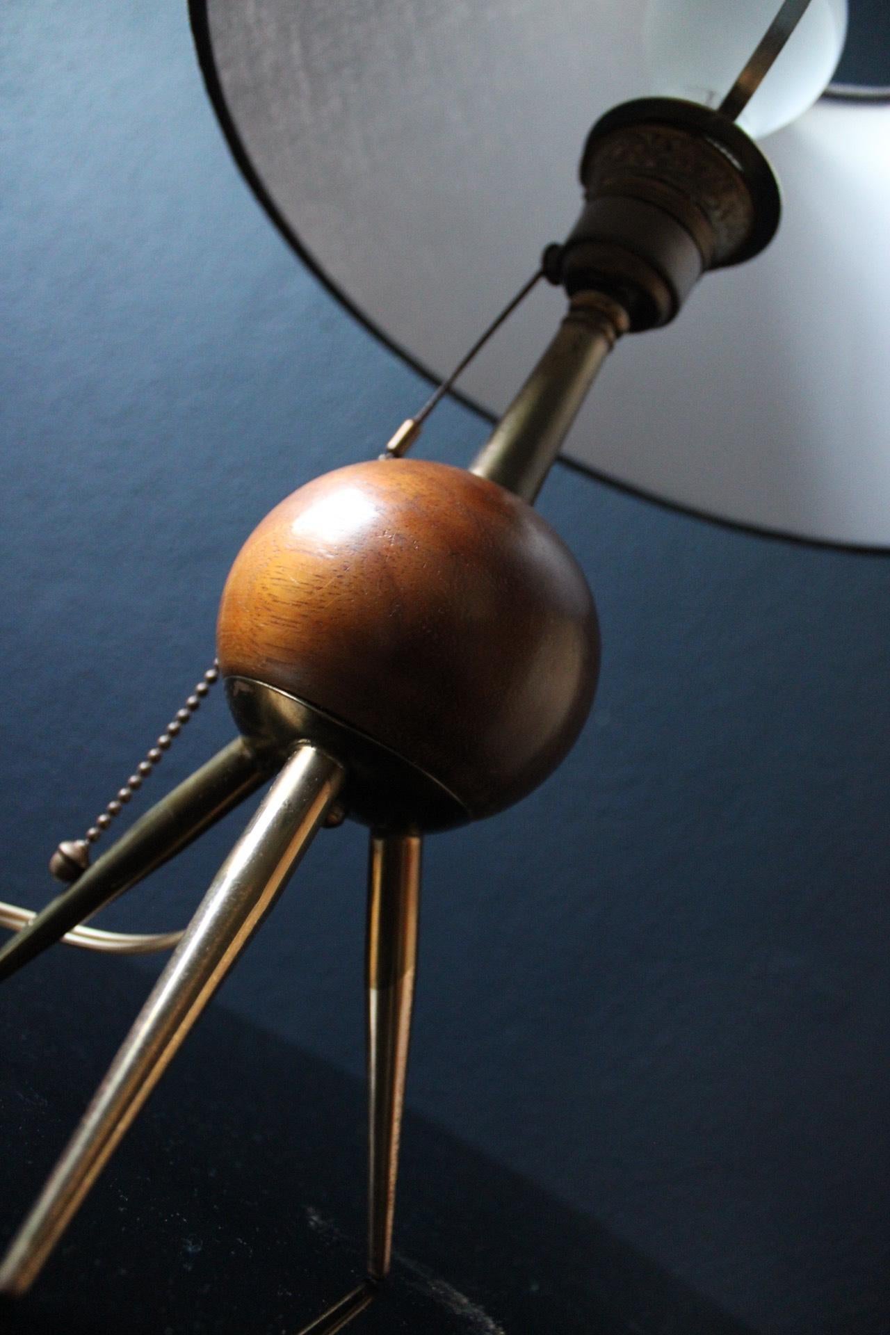 Lampe de table moderne scandinave en teck sur trépied en laiton en vente 1