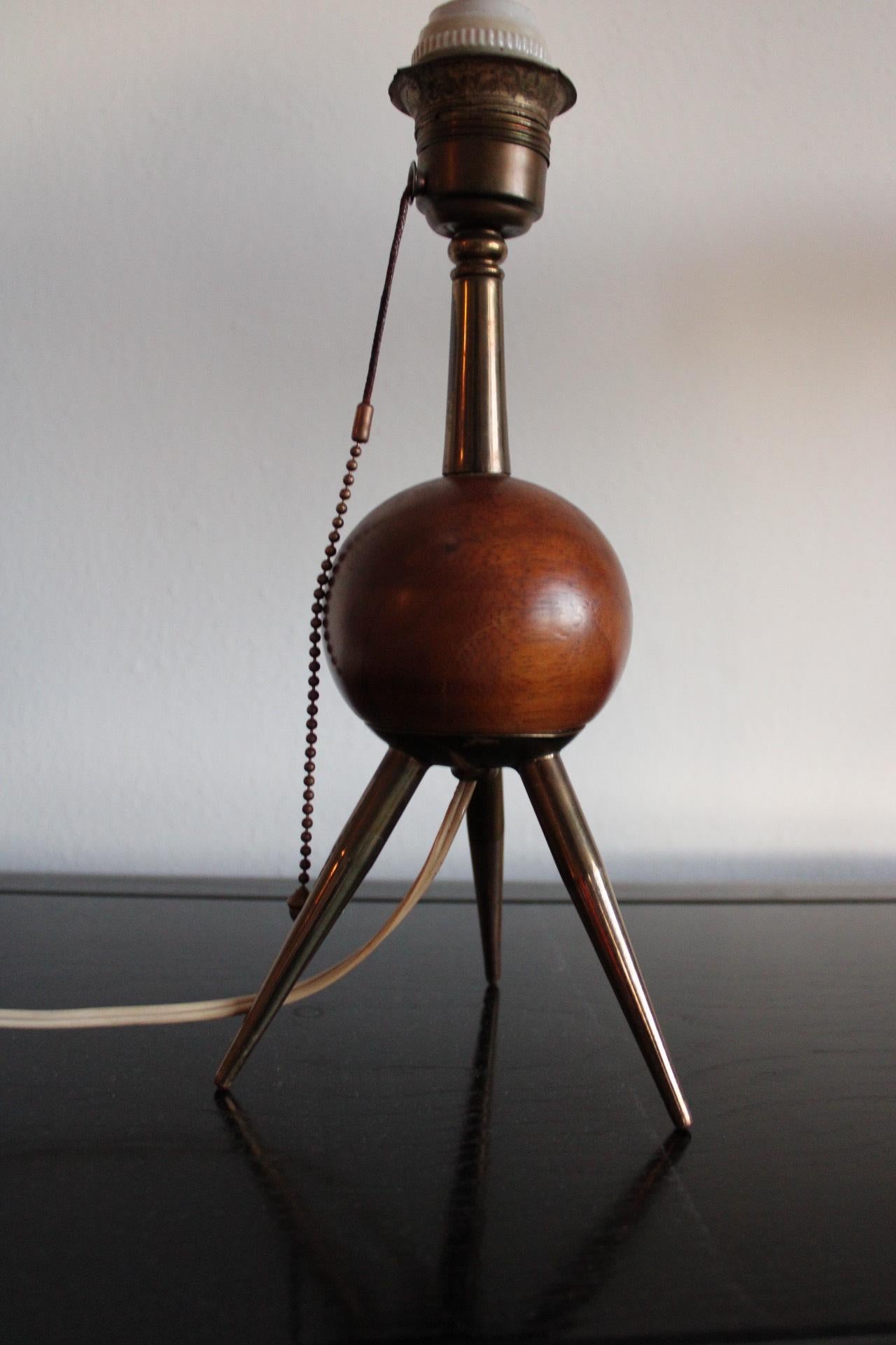 Lampe de table moderne scandinave en teck sur trépied en laiton en vente 2