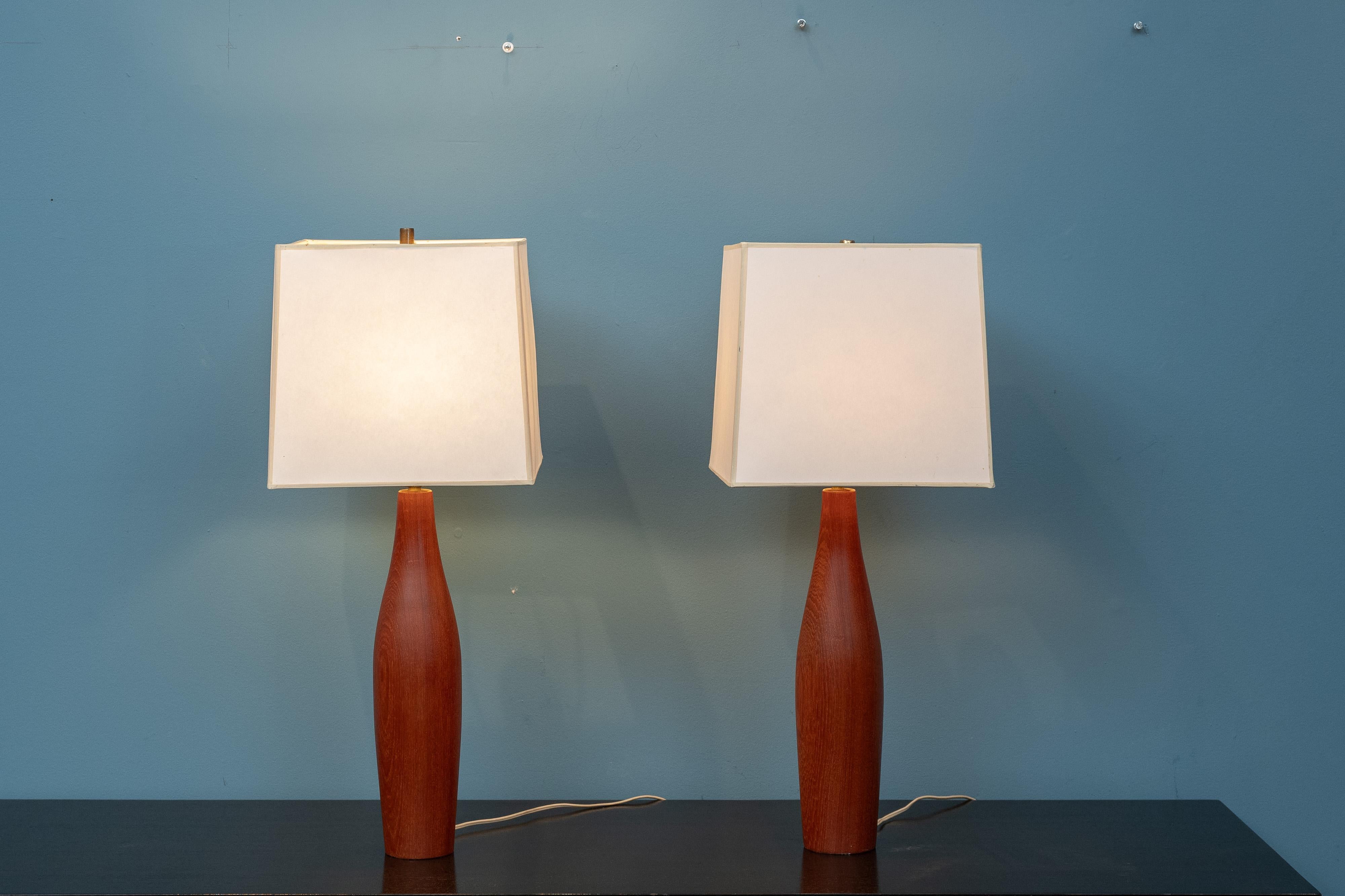 Lámparas de mesa escandinavas modernas de teca, Dinamarca. Lámparas de teca maciza esculpida, más grandes que la mayoría y listas para instalar y disfrutar.