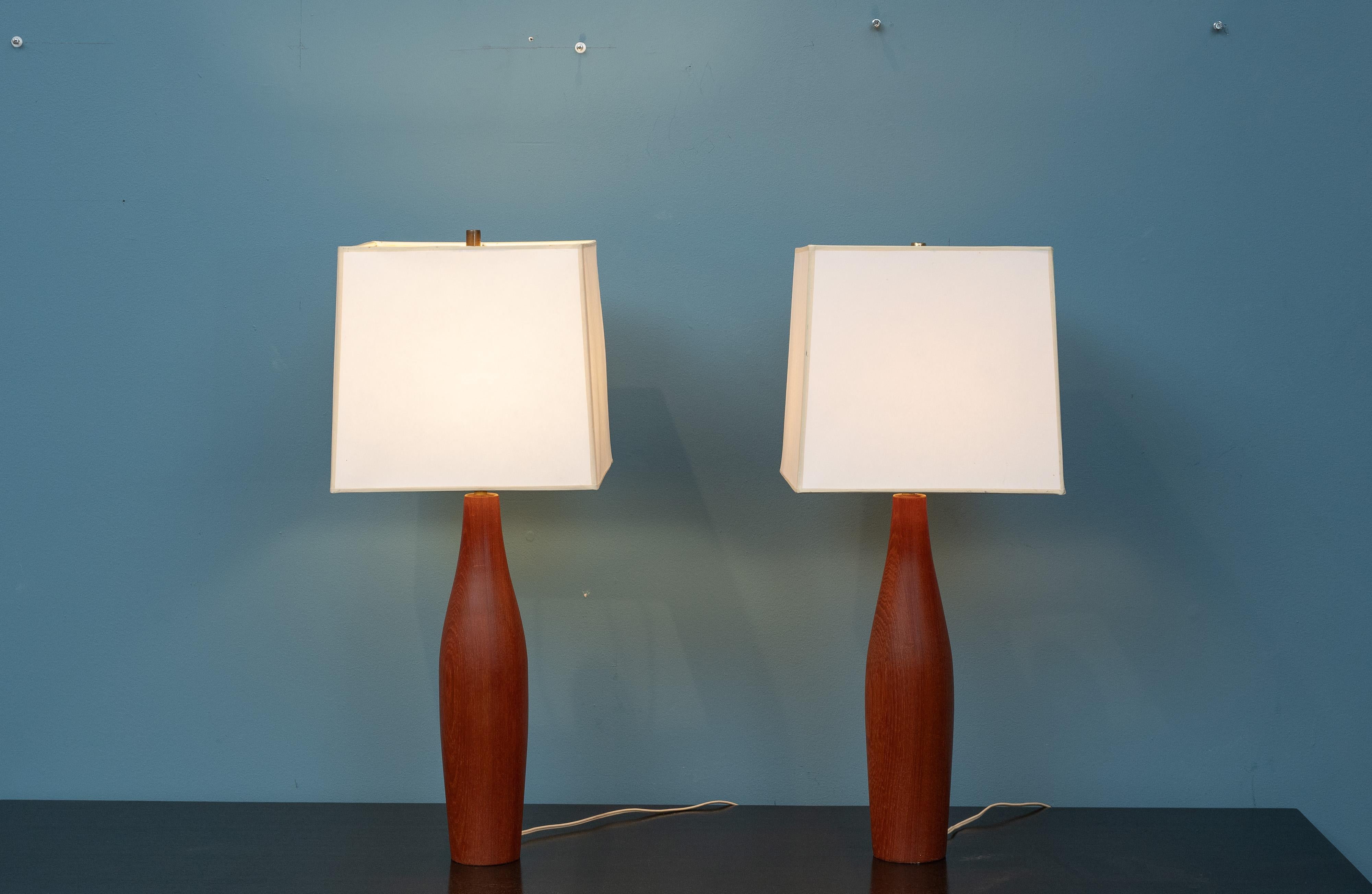 Lámparas de mesa de teca modernas escandinavas Escandinavo moderno en venta