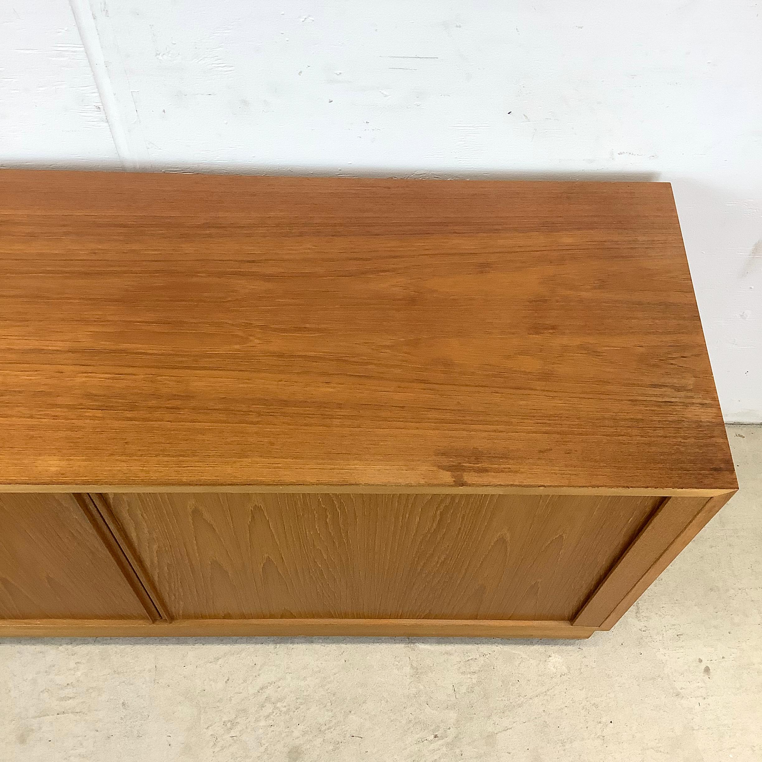 Danese The Modern Scandinavian Credenza in teak con tamburo in vendita