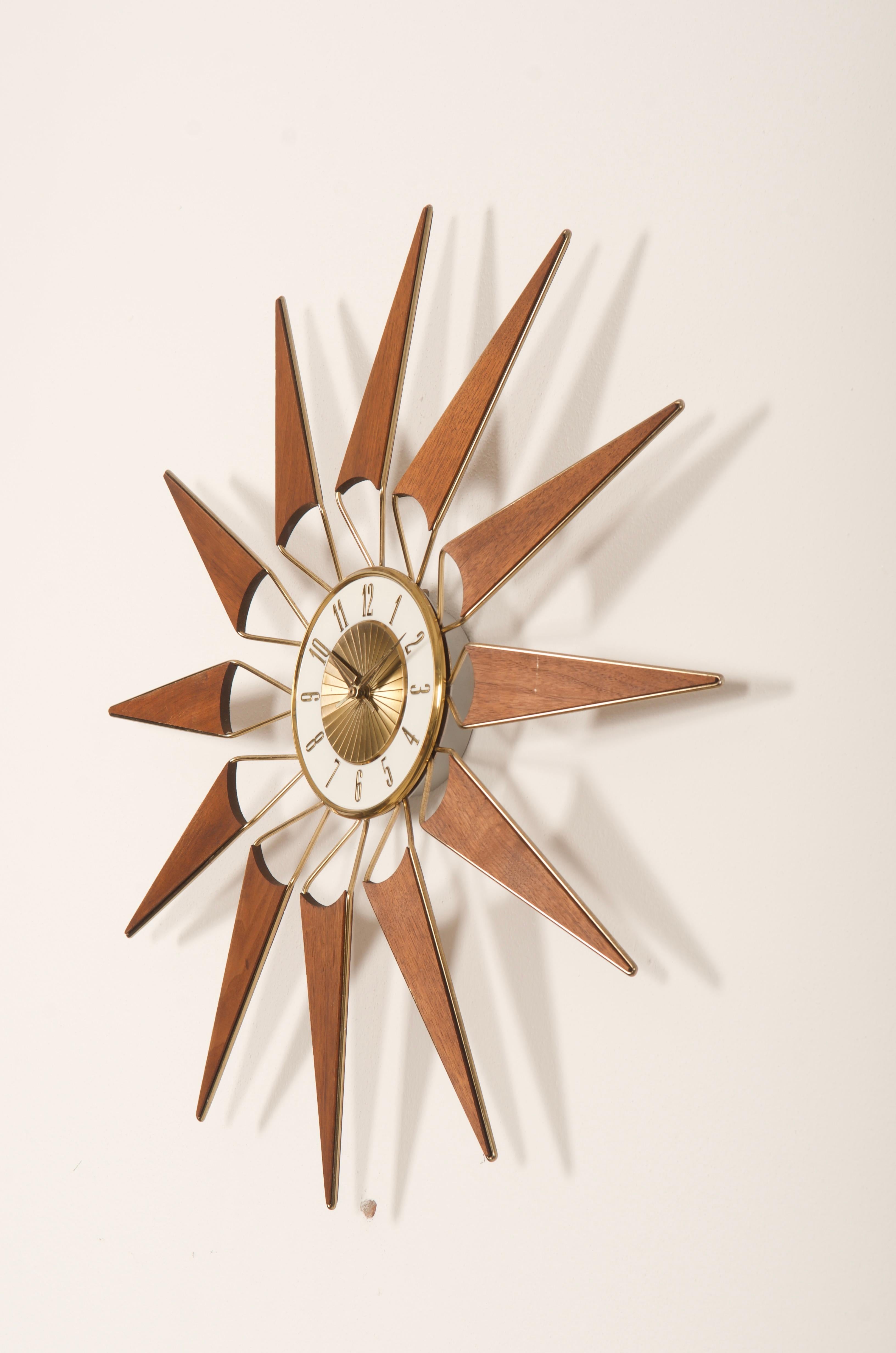 Scandinavian Modern Teak Wall Clock by Elgin In Good Condition For Sale In Vienna, AT