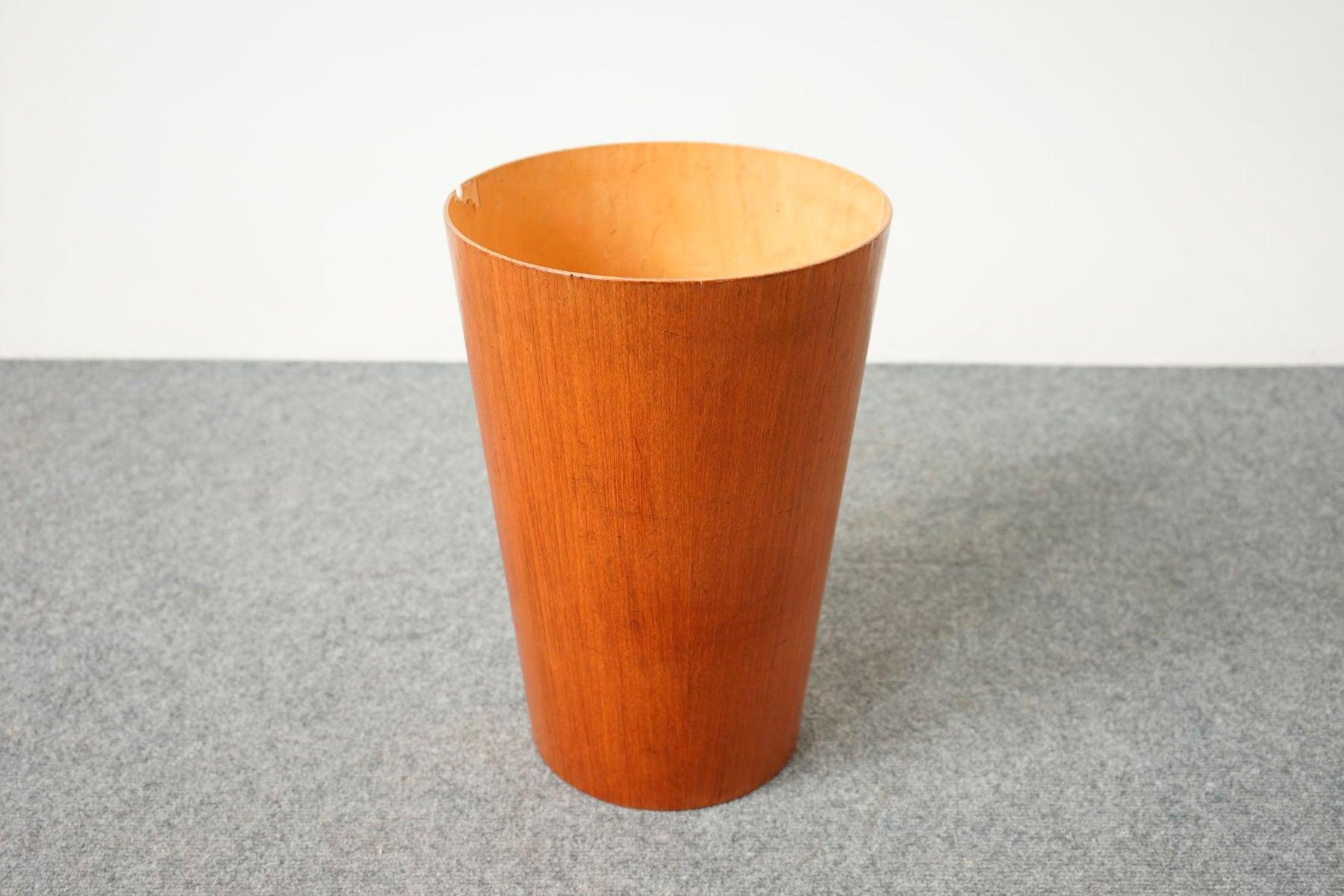 Teak mid-century waste bin by Martin Aberg for Servex circa 1960's. This highly collectible waste bin features an elegantly tapered cylindrical shape and teak veneer construction. Shows makers mark on underside of base.

Unrestored condition,