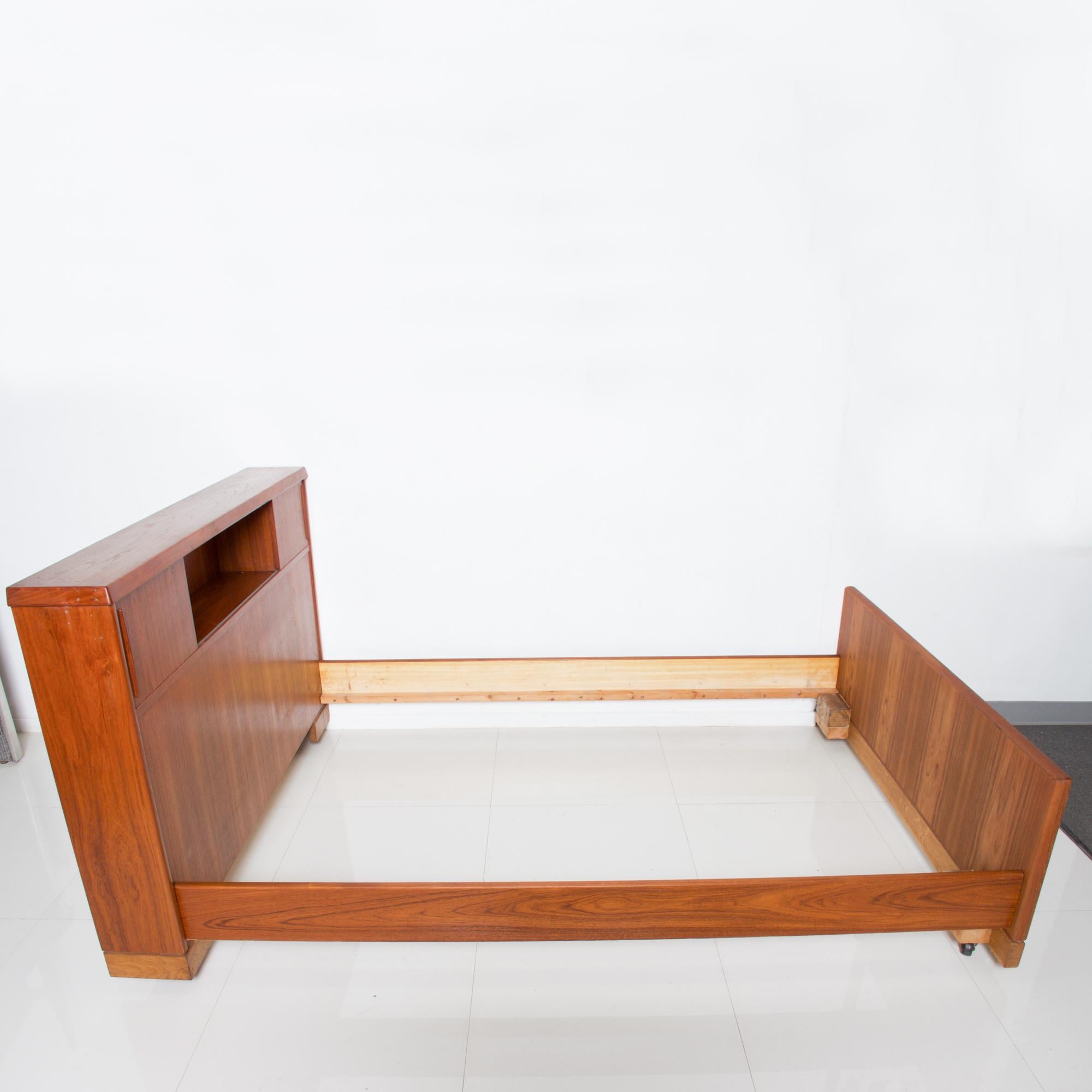 Scandinavian Modern Teak Wood Bed Thick Tall Headboard Design in Full 1960s In Good Condition In Chula Vista, CA