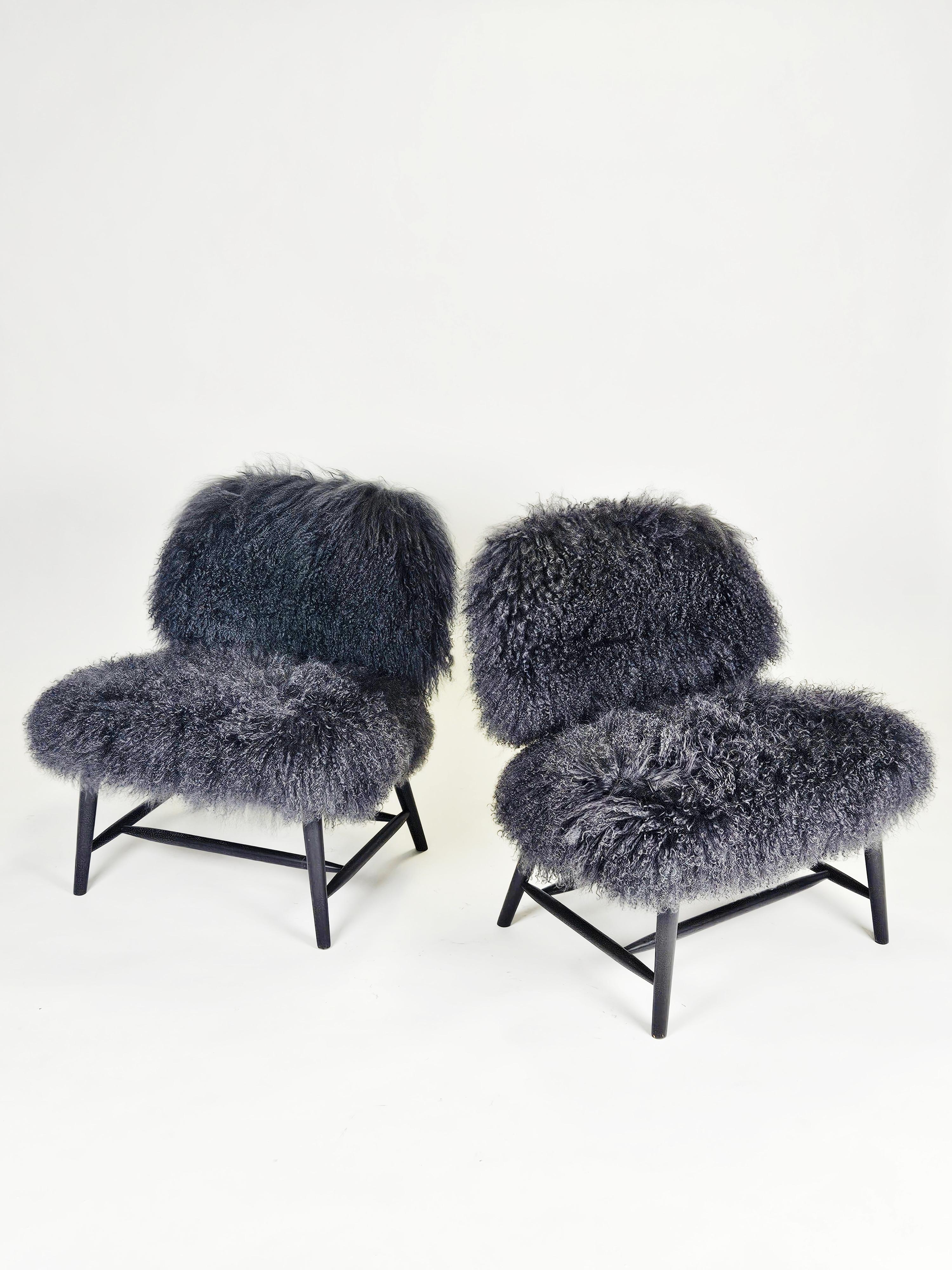 Pair of easy chairs designed by Alf Svensson for Bra Bohag, Ljungs Industrier, Sweden, during the 1950s. 

Model is called 'Teve'.

Body in beach lacquered black and upholstered in charcoal sheepskin. 