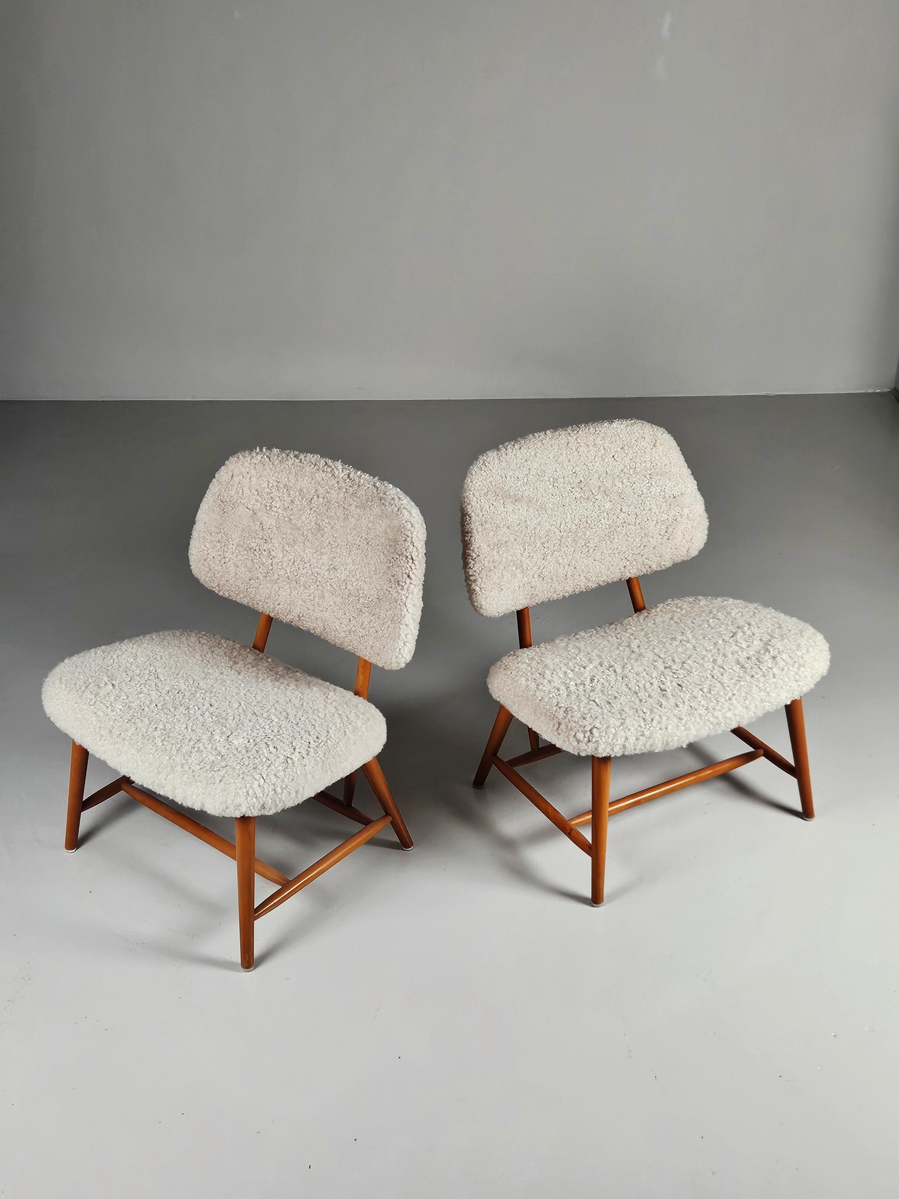 Pair of easy chairs designed by Alf Svensson for Bra Bohag, Ljungs Industrier, Sweden, during the 1950s. 

Model is called 'Teve'.

Body in beach and upholstered in white sheepskin. 