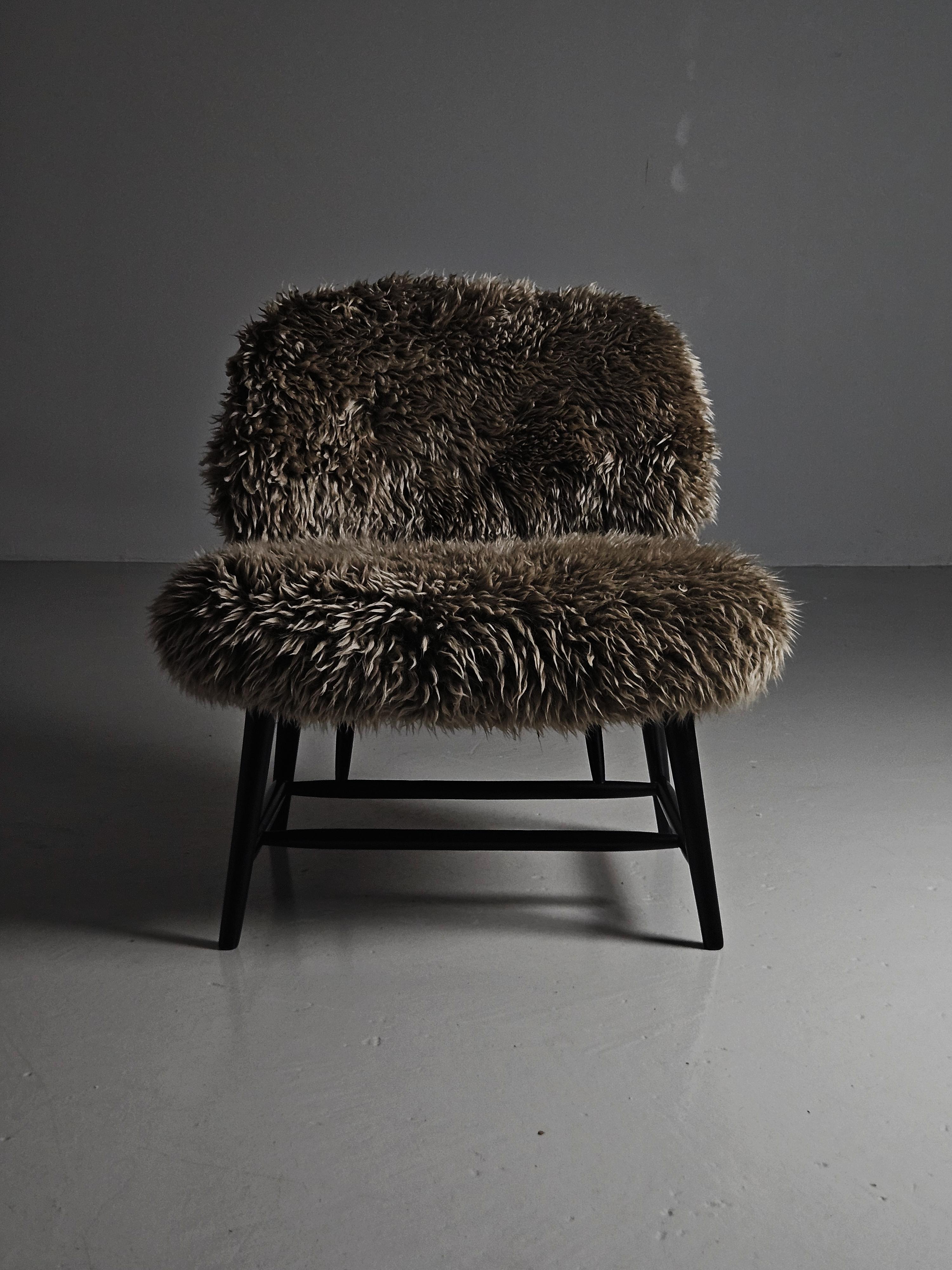 Sheepskin Scandinavian modern 'Teve' chairs by Alf Svensson for Bra Bohag, Sweden, 1950s For Sale