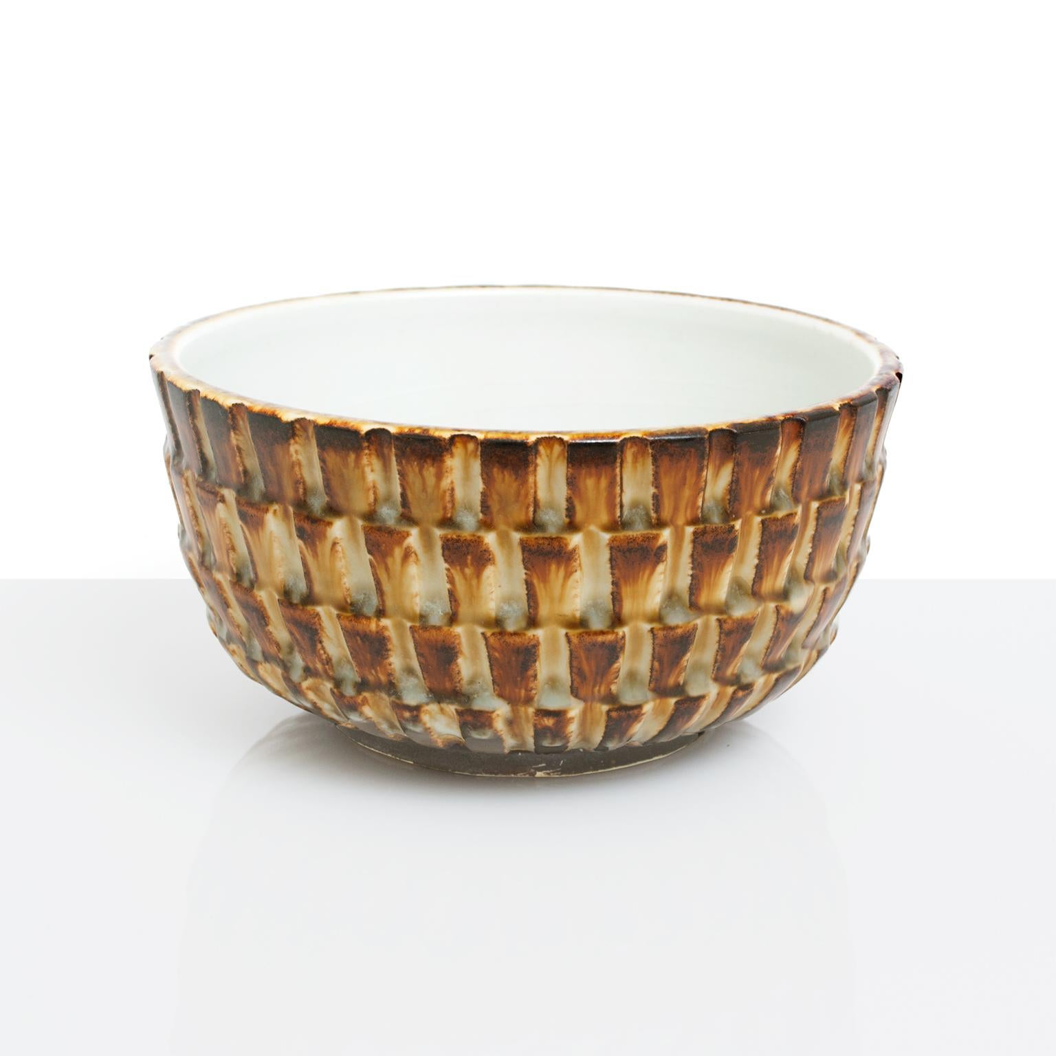 Scandinavian Modern unique ceramic bowl by Gertrud Lonegren. Lonegren studied in Vienna and Stockholm during the 1920s, she worked at Upsala-Ekeby in the 1930s before creating these studio pieces at Rörstrand between 1937-1942.
 
Measures: Height