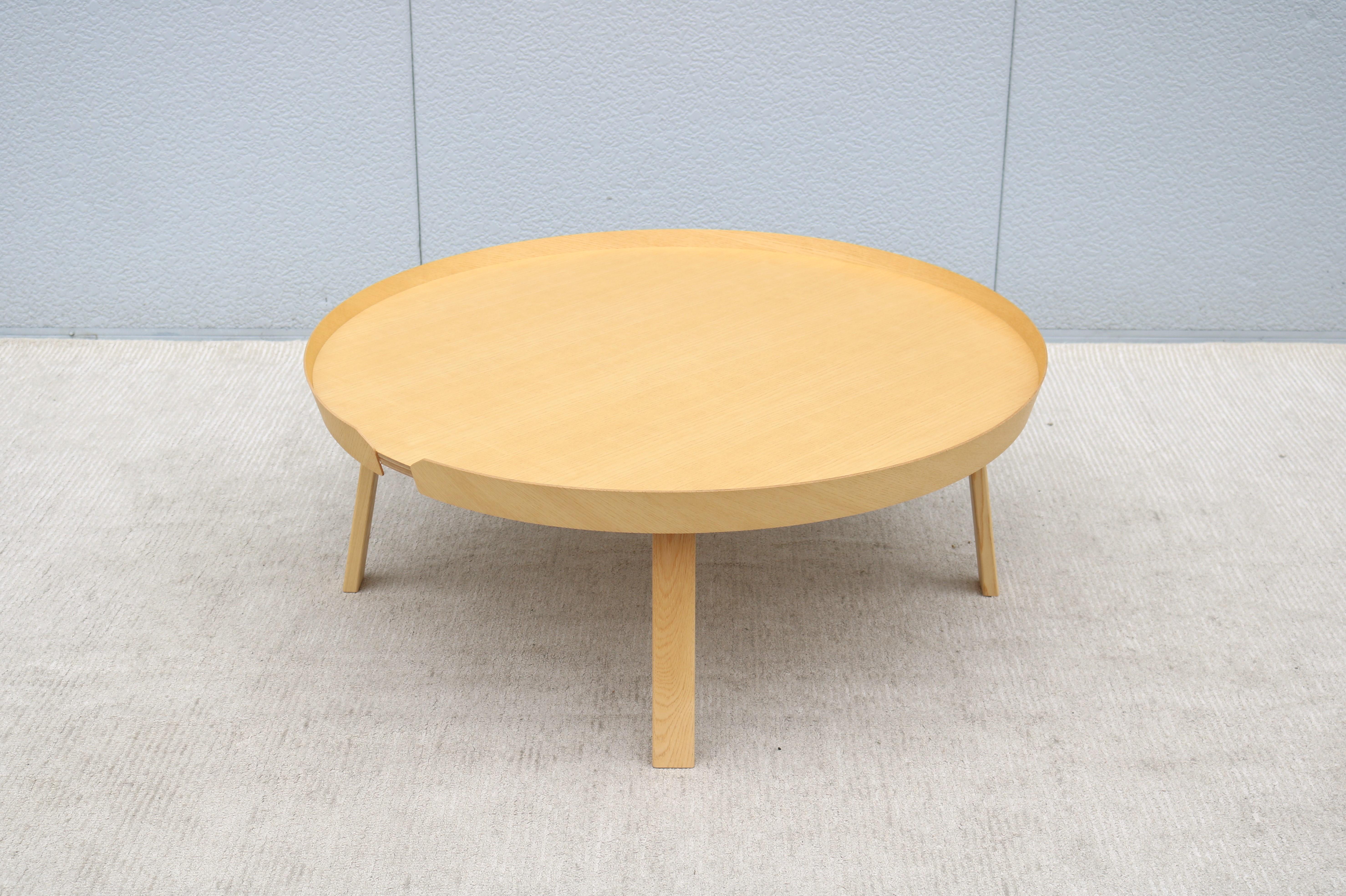 The Around Table by Muuto is an instant classic, It has a modern and unique identity and the material and craftsmanship express distinct Scandinavian references.
This simple and vibrant table brings a new perspective to its typology through the
