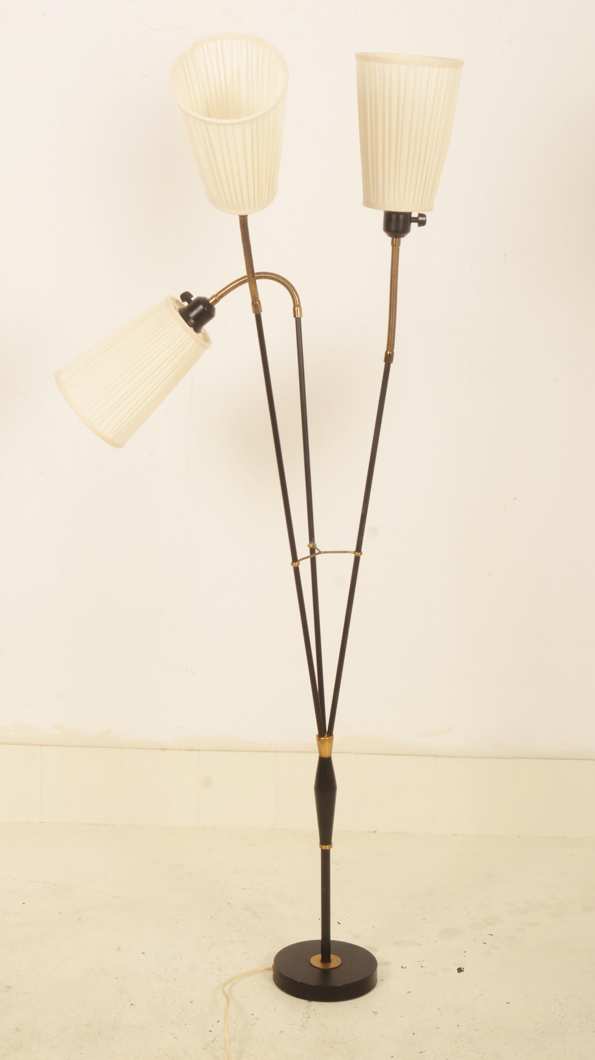 Base de hierro fundido, tres brazos con cuello de cisne, cada uno de ellos provisto de portalámparas de baquelita E27 y pantallas nuevas de seda color crema. Diseñado en Suecia en los años 50 por Hans Bergström para Atelje Lyktan.