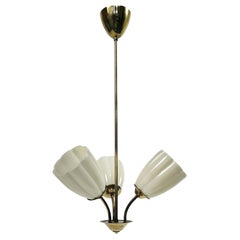 Lustre scandinave moderne à trois lumières en laiton, signé Itsu, Finlande, années 1950