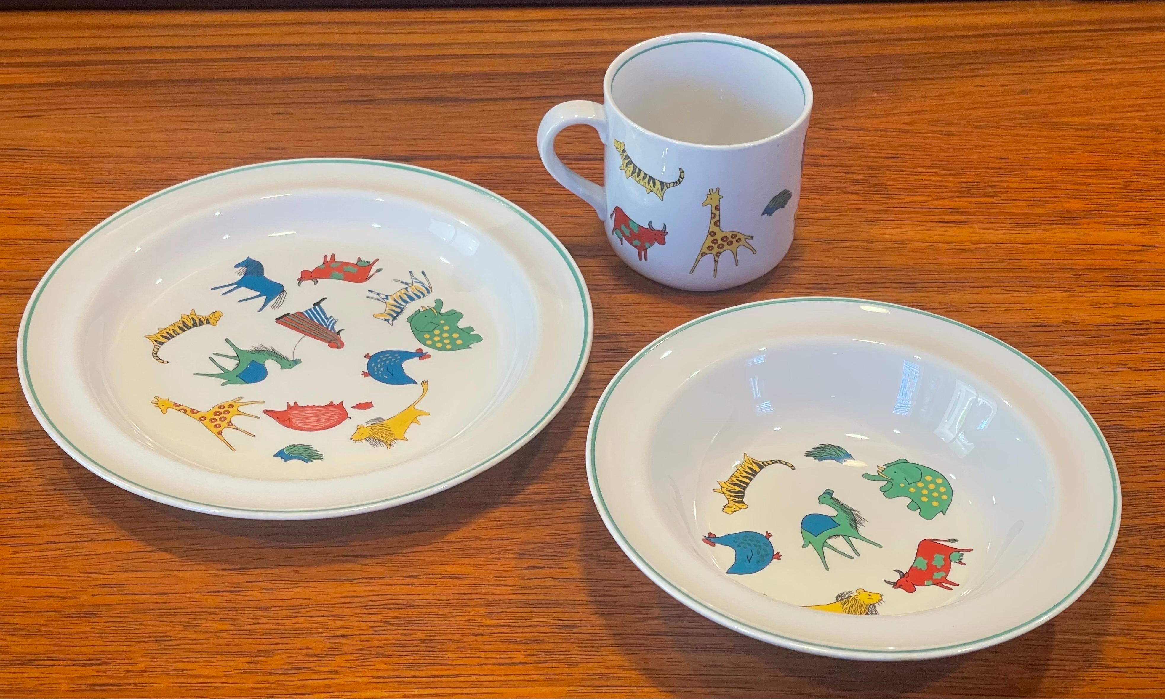 Un fantastico set per bambini in ceramica di Arabia of Finland, moderno e scandinavo, risalente agli anni '70 circa. Il set ha un motivo animale con una serie di personaggi colorati ed è in ottime condizioni, senza scheggiature o crepe (c'è qualche