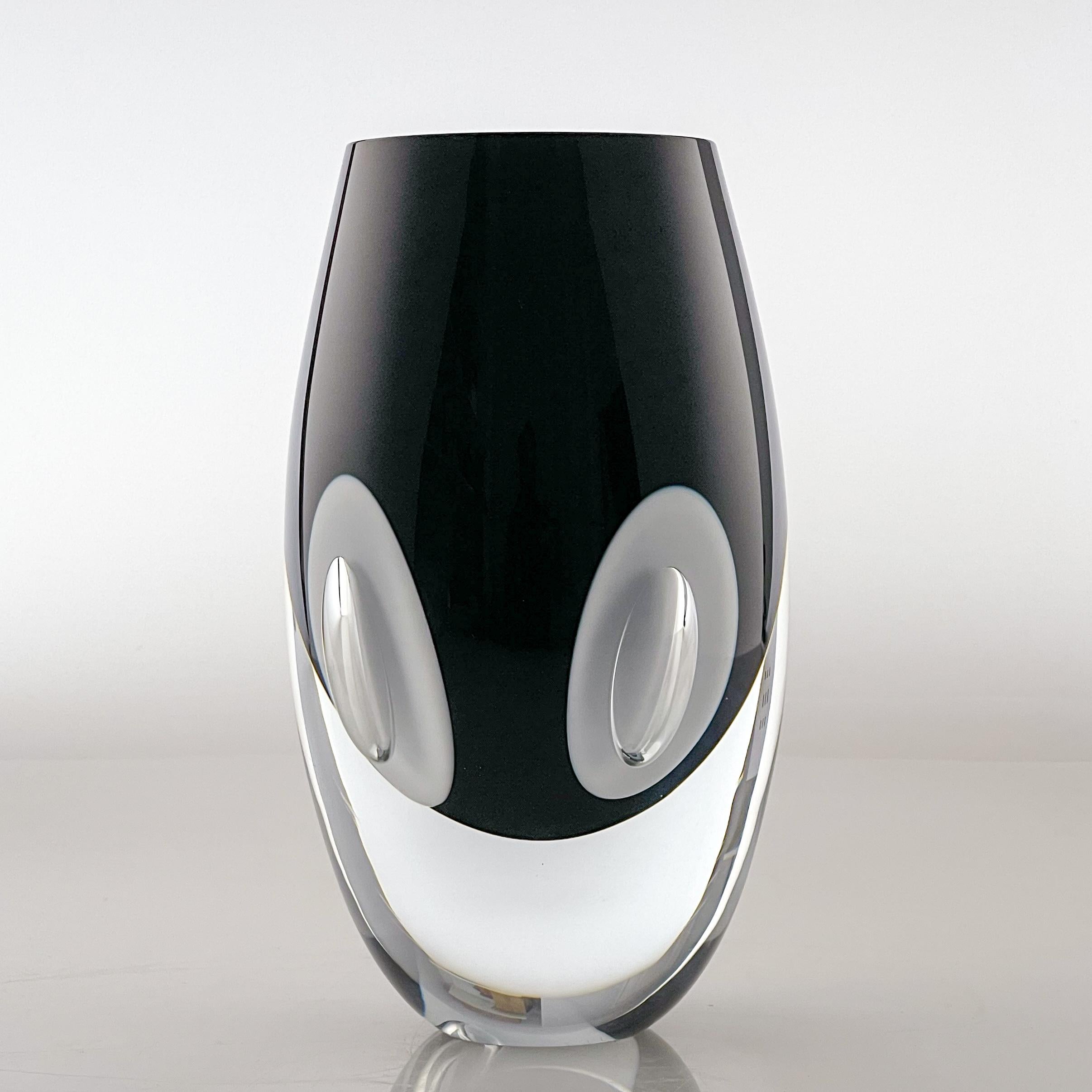 Timo Sarpaneva – Freeblown crystal Art-Object “Claritas” – Iittala, Finland 1997

A freeblown clear, white and black coloured crystal Art-object / sculpture “Claritas”. Designed by famous Finnish artist Timo Sarpaneva in 1983-1984 and executed by