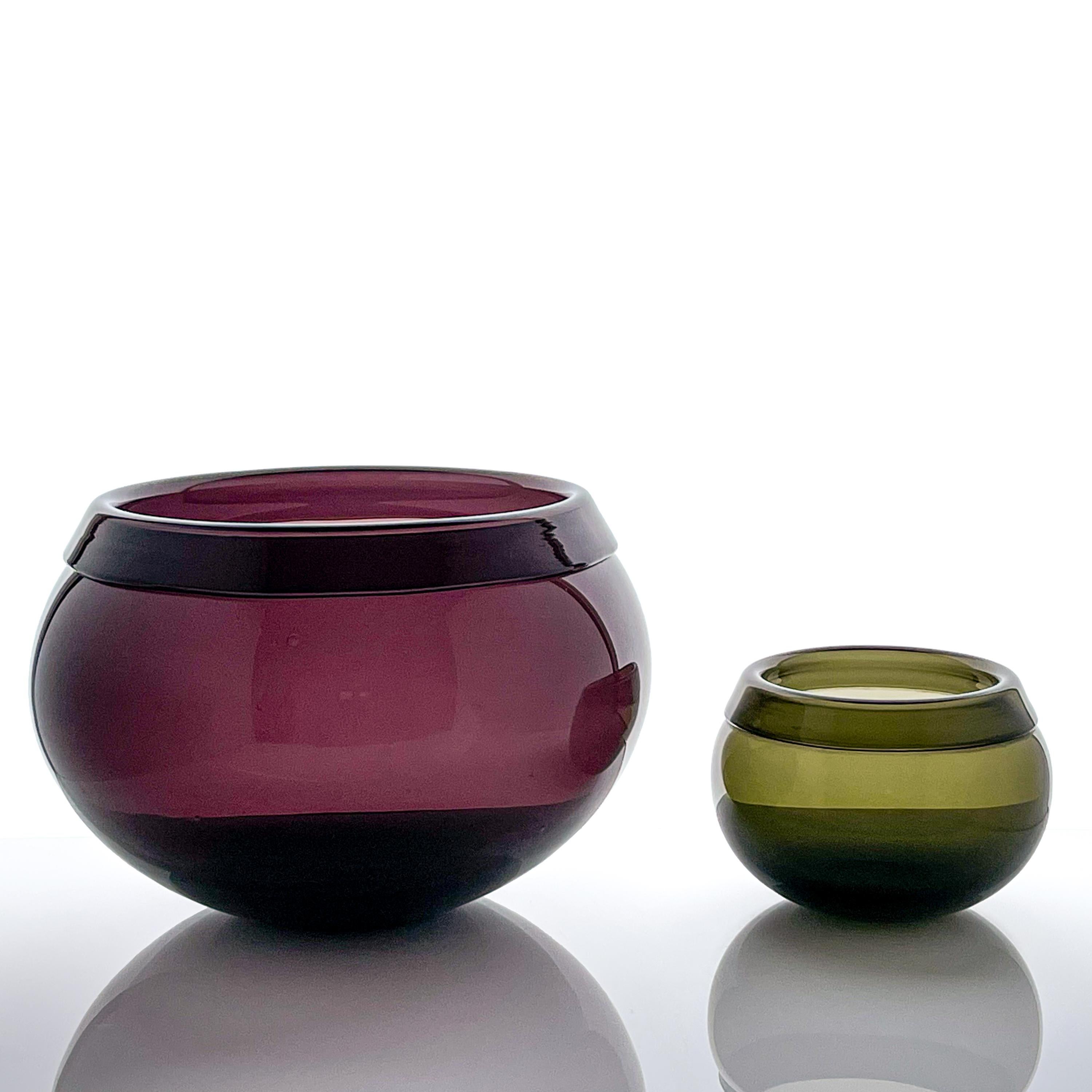 Scandinavian Modern Timo Sarpaneva Glass Bowls Pantareuna Green Purple 1950s

Two turned-mould blown, flared and rim folded colored glass “Pantareuna” bowls, model i-302. Designed by famous Finnish artist Timo Sarpaneva in 1956 and executed by