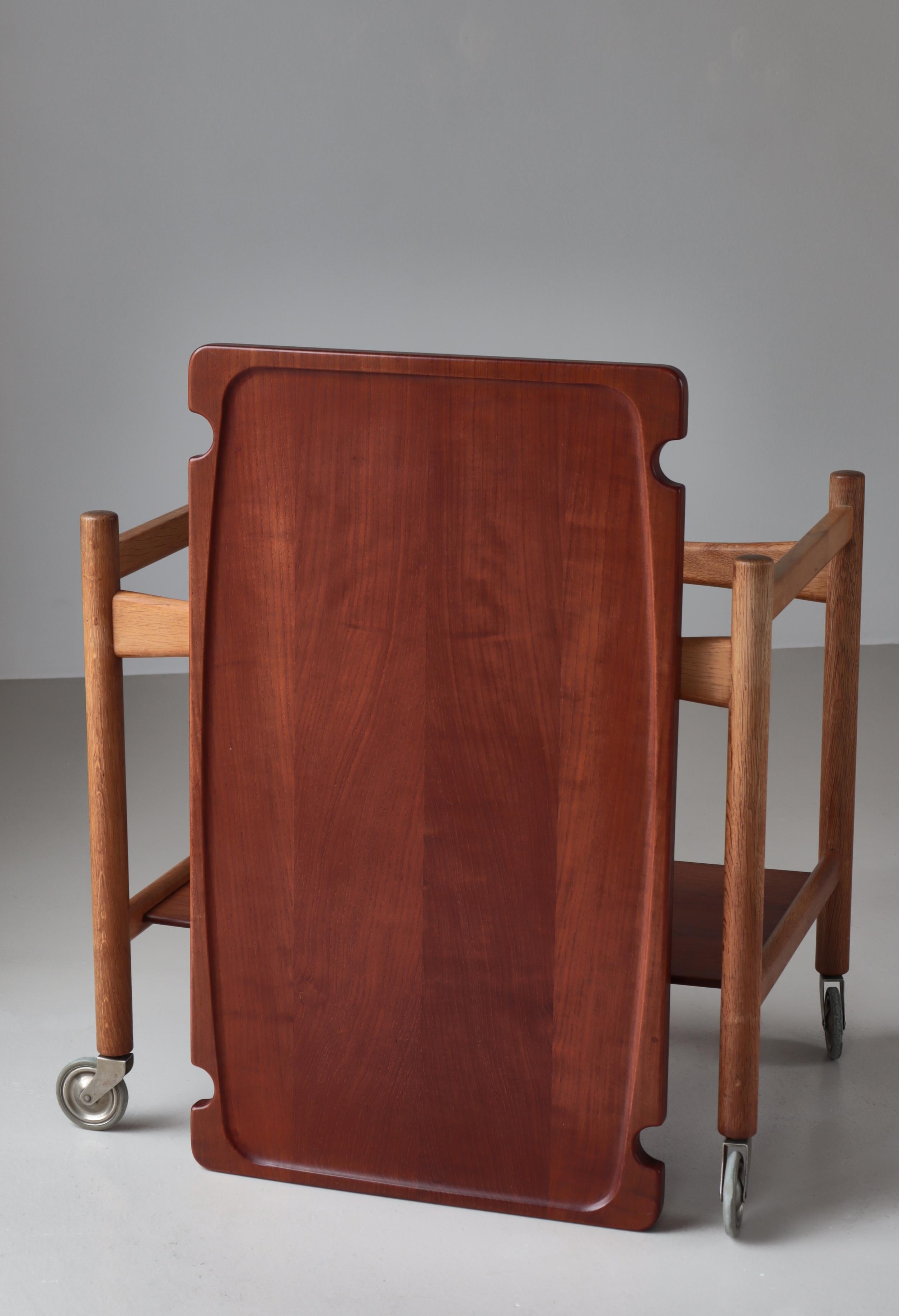 Scandinavian Modern Tray Table by Hans J. Wegner, Oak & Teak, Denmark, 1960s For Sale 8