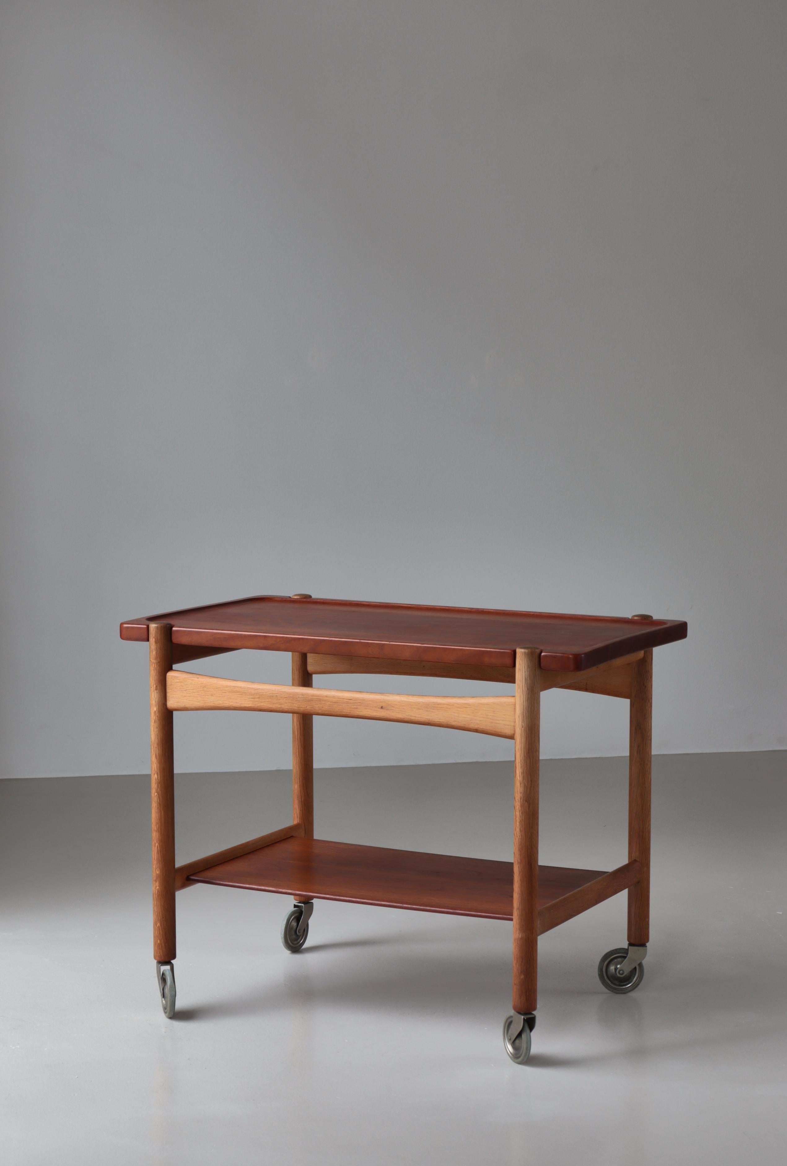 Scandinavian Modern Tray Table by Hans J. Wegner, Oak & Teak, Denmark, 1960s In Good Condition For Sale In Odense, DK