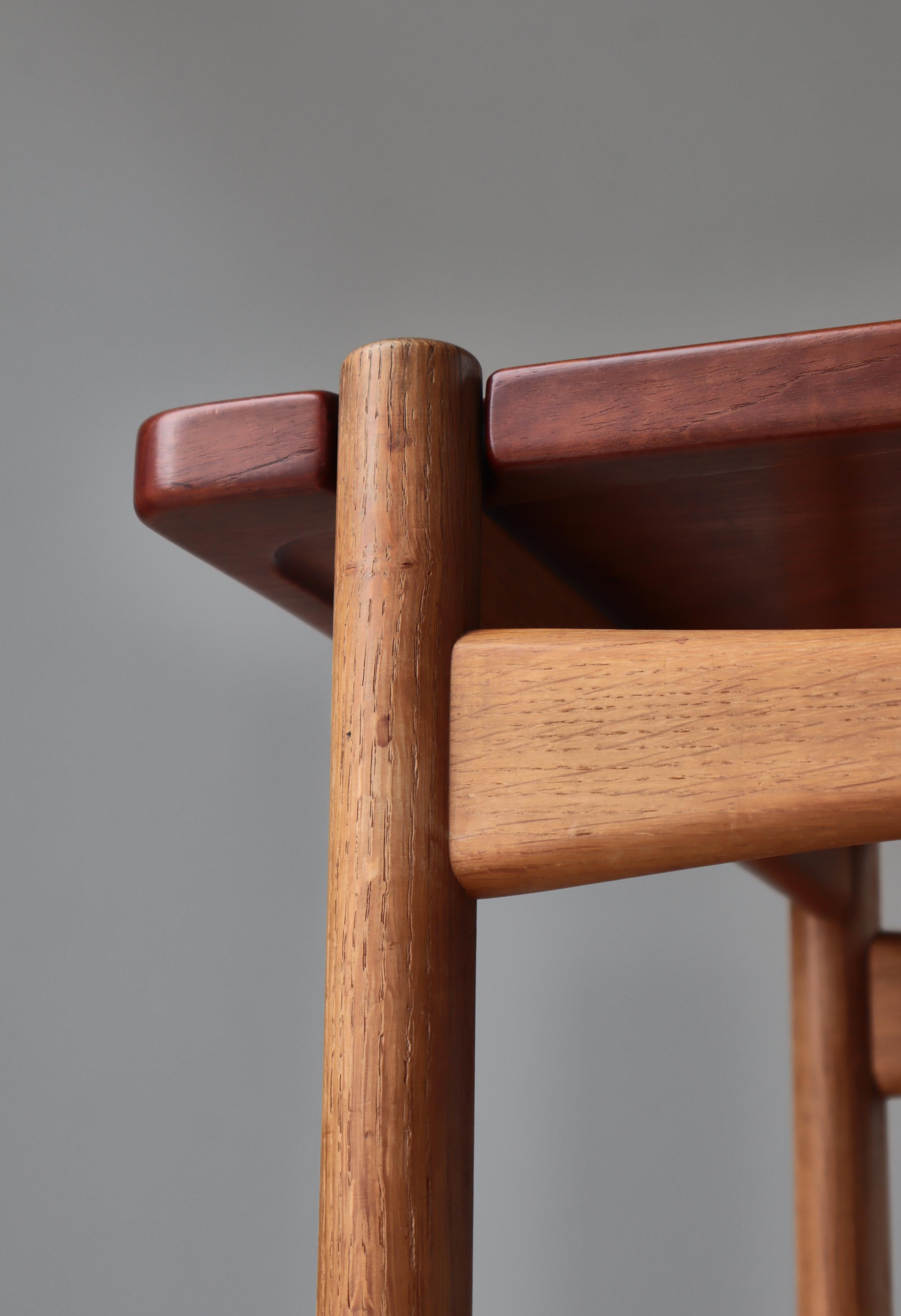 Mid-20th Century Scandinavian Modern Tray Table by Hans J. Wegner, Oak & Teak, Denmark, 1960s For Sale