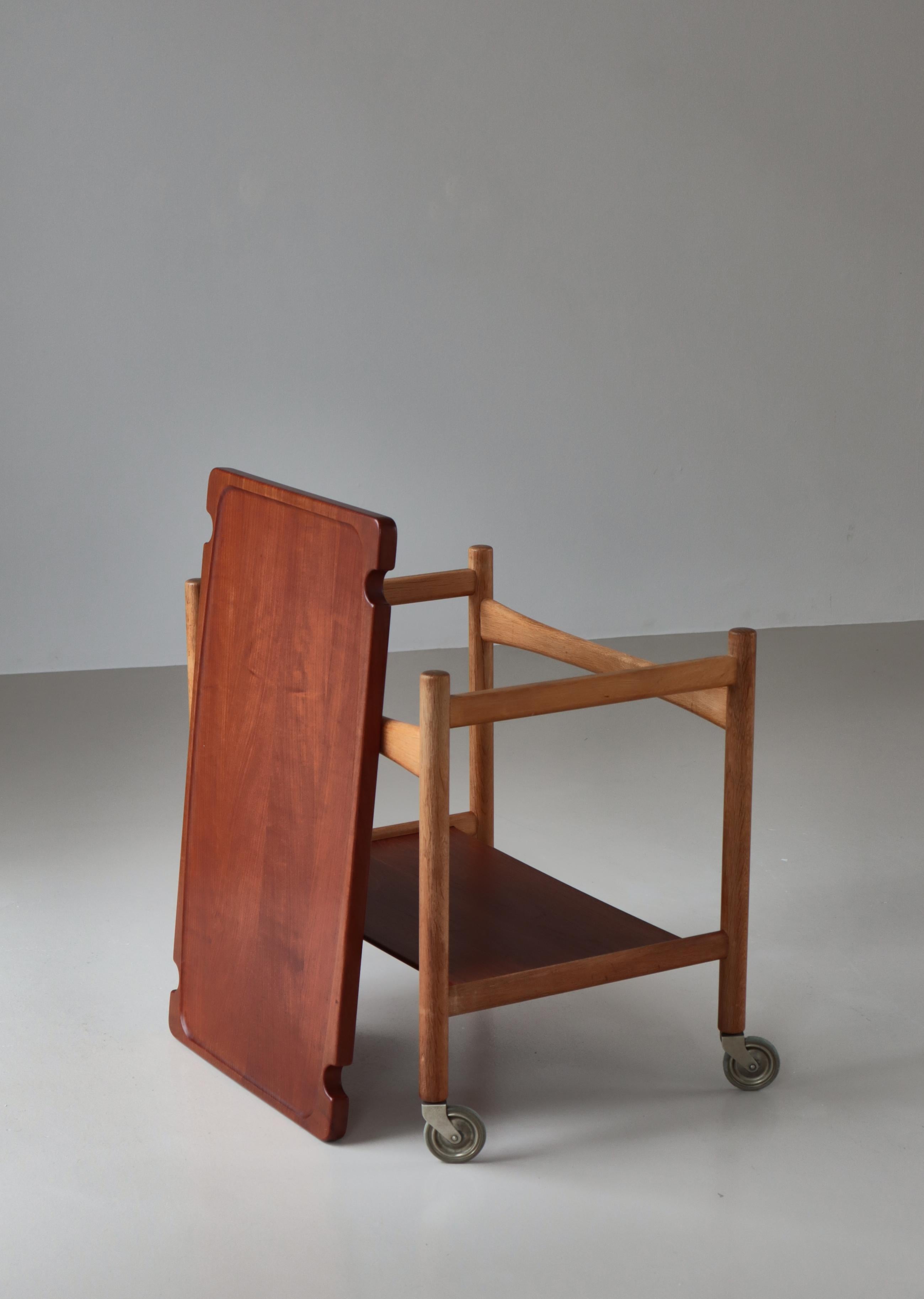 Scandinavian Modern Tray Table by Hans J. Wegner, Oak & Teak, Denmark, 1960s For Sale 1