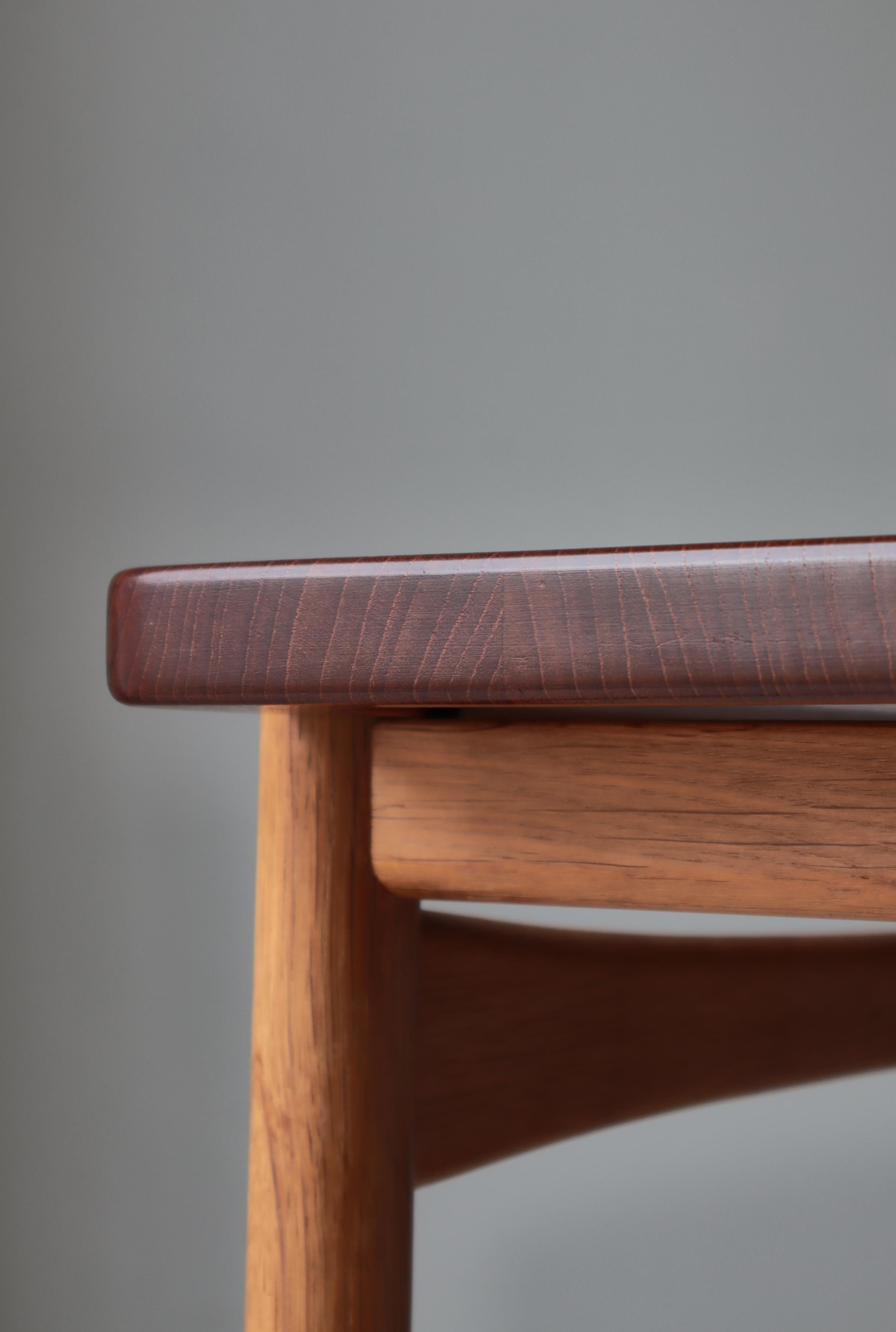 Scandinavian Modern Tray Table by Hans J. Wegner, Oak & Teak, Denmark, 1960s For Sale 2