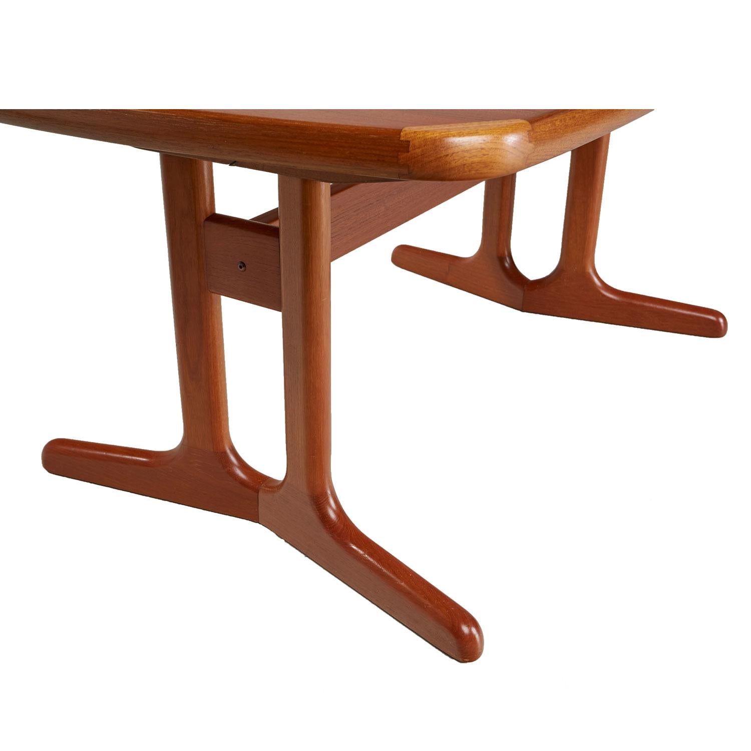 Scandinavian Modern Trestle Base Teak Extending Dining Table In Excellent Condition In Chattanooga, TN